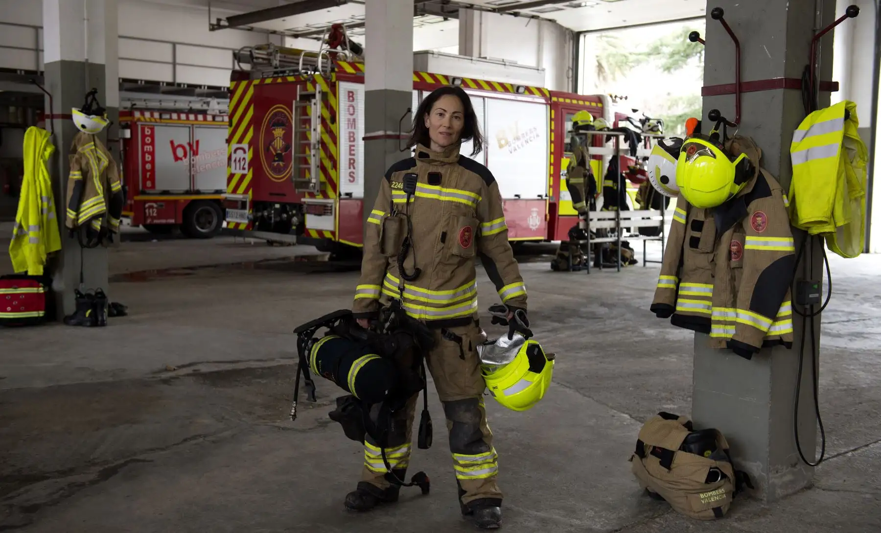 María José Martienz Ortiz, 43, bombera españoal posa para una foto en las instalaciones de la estación de bomberos 