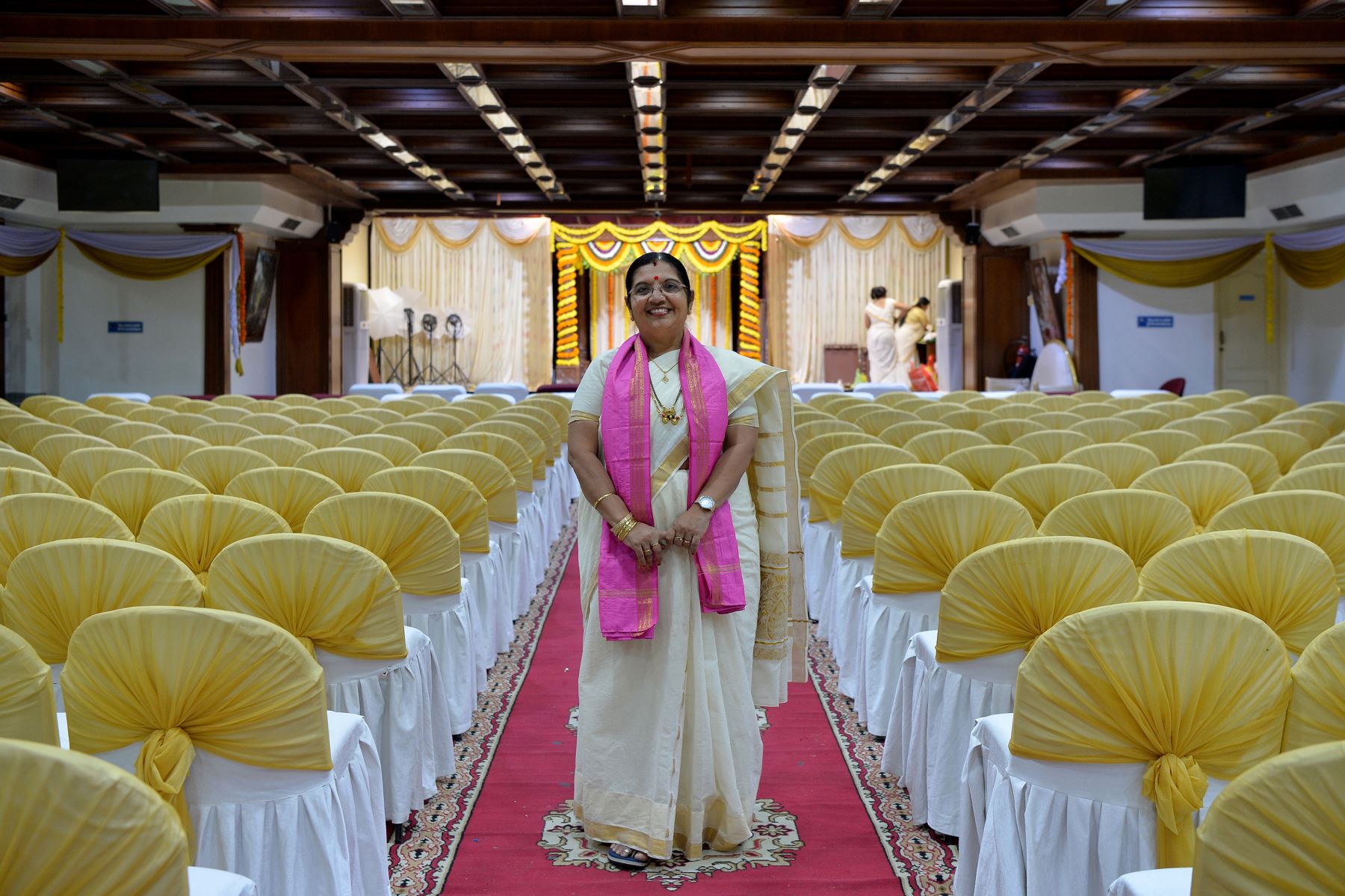 Bhramaramba Maheshwari P.,sacerdotisa hindú, posa para una fotografía en un salón de bodas en Bangalore. Foto: AFP
