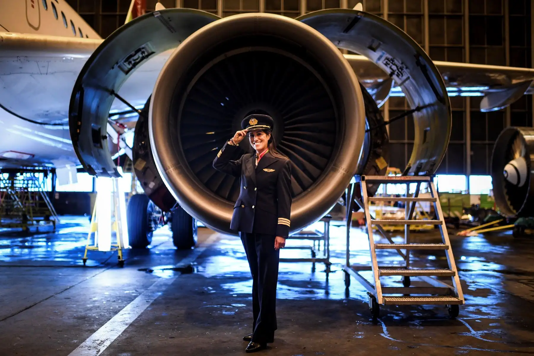 Ana Sousa, 45, piloto de TAP Air Portugal durante 11 años, posa para un retrato en un hangar de TAP en Lisboa. Foto: AFP