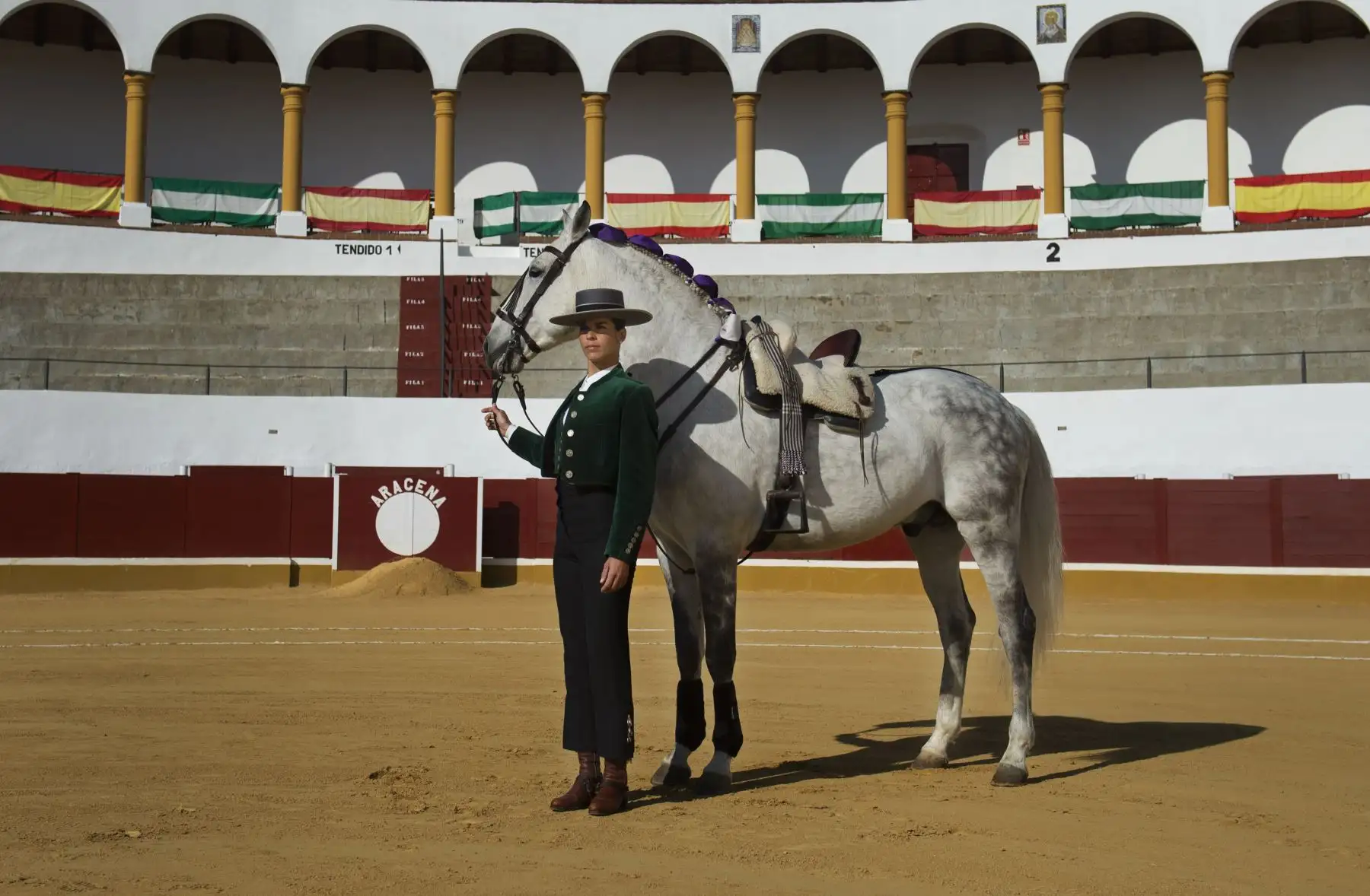 Rejoneadora Lea Vincens, posa en la plaza de Aracena, en Huelva, sur de España. Foto: AFP