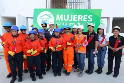 Ministro Carlos Bruce y trabajadoras del sector construcción.