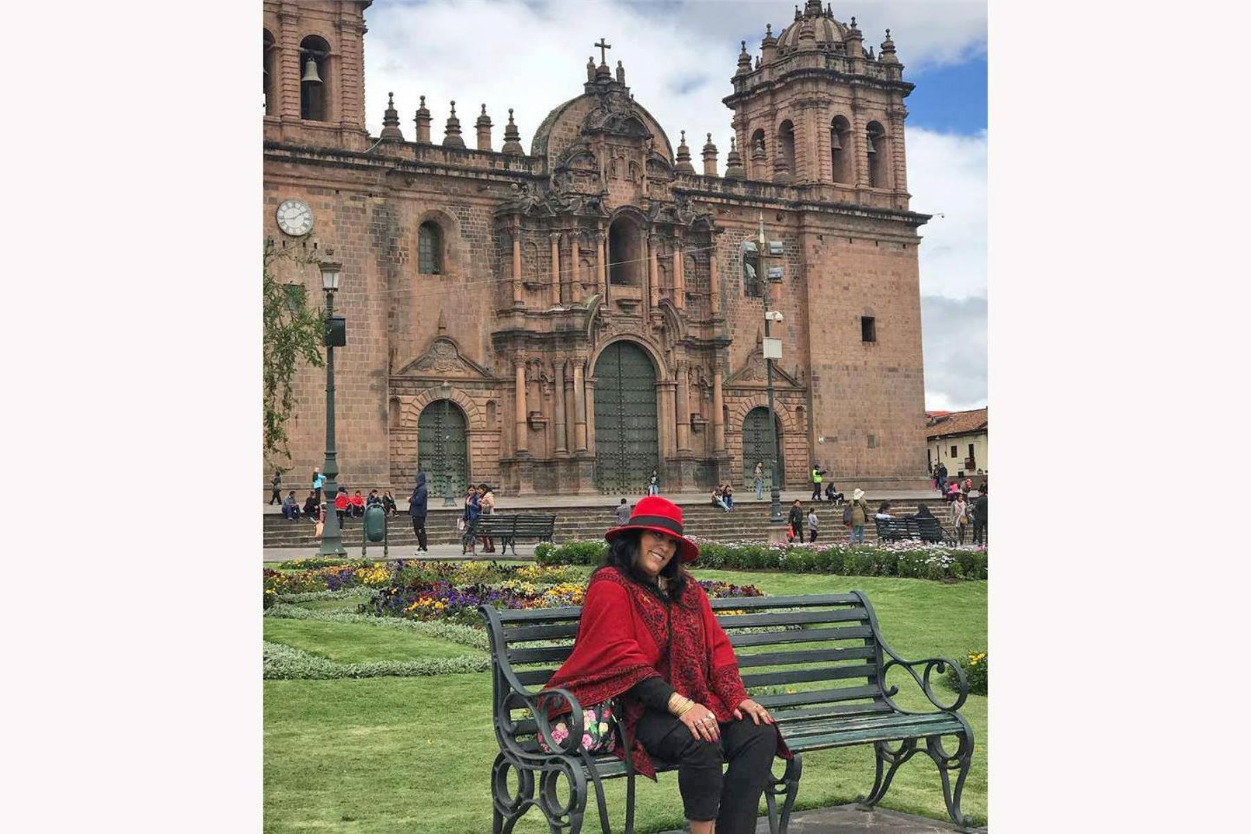La artista en la plaza del Cusco posa sonriente y maravillada por cómo la recibió la Ciudad Imperial.