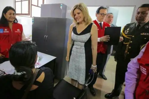 Mercedes Aráoz supervisó en el Cercado de Lima los servicios que ofrece el Centro de Asistencia Legal Gratuita (ALEGRA) del Ministerio de Justicia. Foto: PCM.