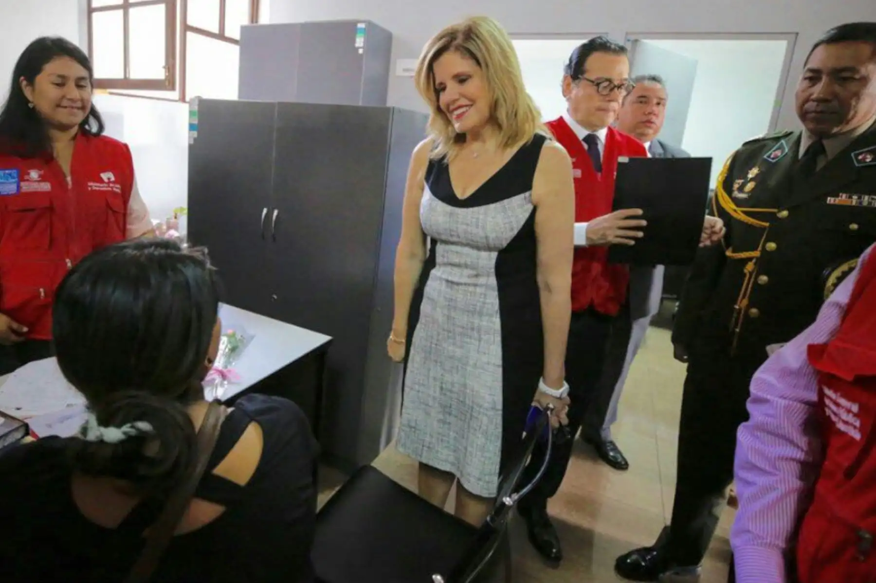 Mercedes Aráoz supervisó en el Cercado de Lima los servicios que ofrece el Centro de Asistencia Legal Gratuita (ALEGRA) del Ministerio de Justicia. Foto: PCM.