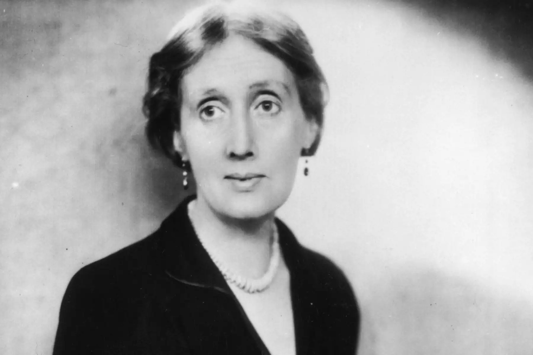 Virginia Woolf (Escritora).
“No deseo que las mujeres tengan poder sobre los hombres, sino sobre ellas mismas”. Foto: De la redacción de razacero.