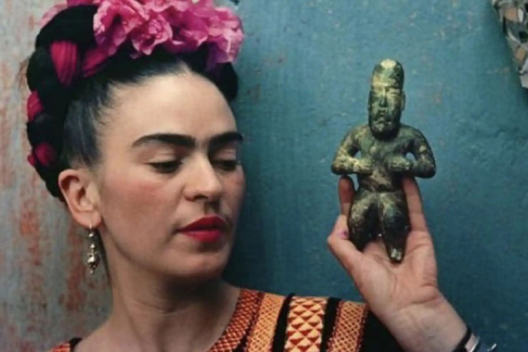 Frida Kahlo (Pintora).
“Y tú bien sabes que el atractivo sexual en las mujeres se acaba voladamente, y después no les queda nada más que lo que tengan en su cabeza para poder defenderse en esta cochina vida del carajo”. Foto: AFP