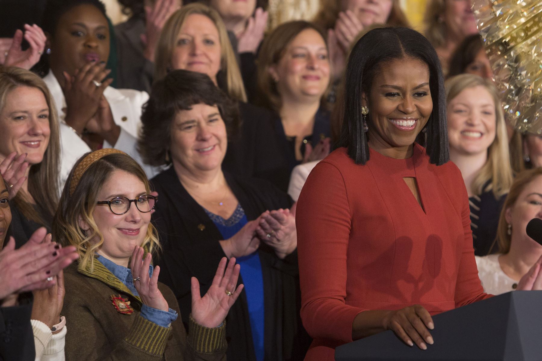 Michelle Obama (Ex primera dama estadounidense)
“Lo más tiste que una mujer puede hacer es perder su dignidad para gustarle a un hombre”. Foto: AFP