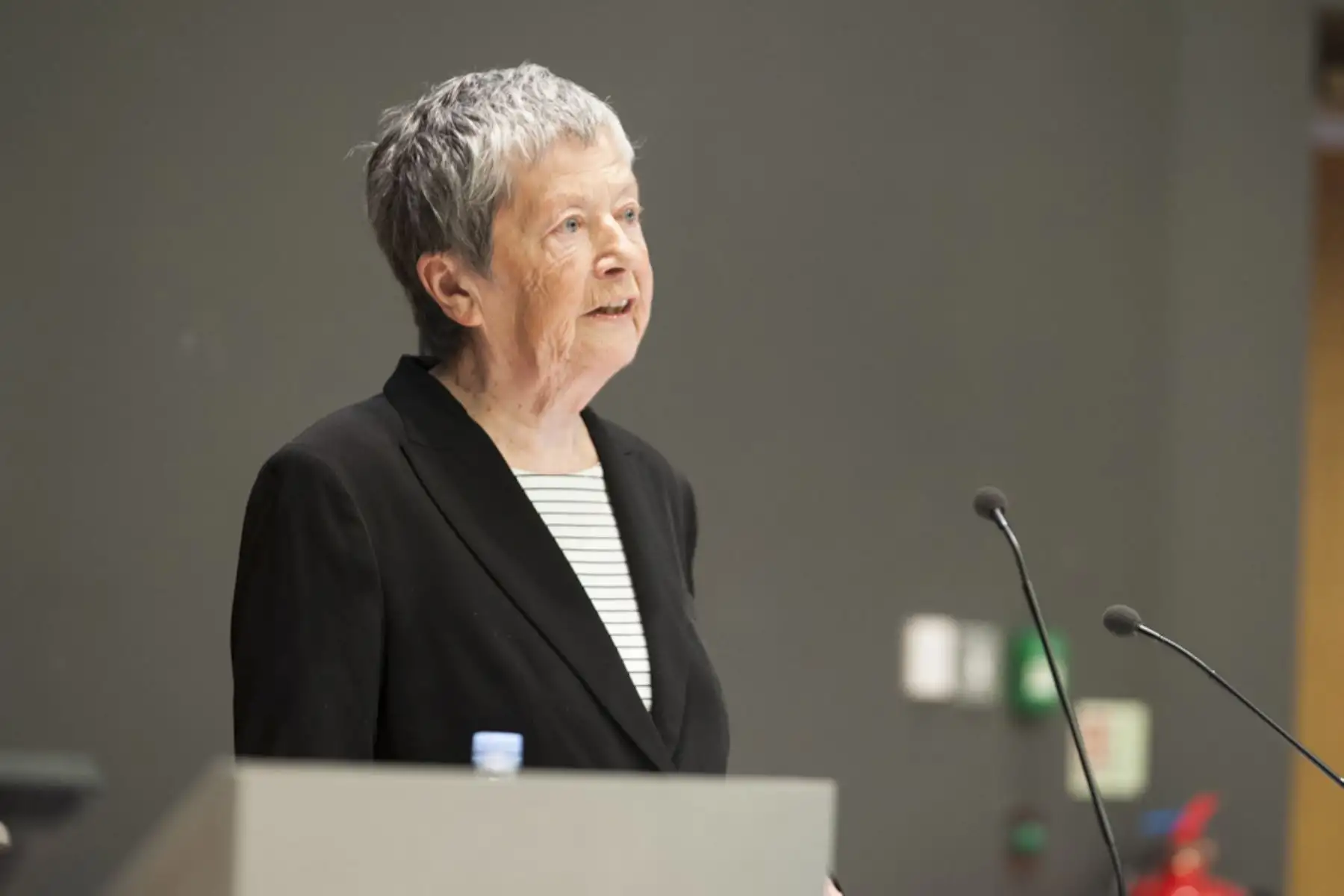 Luce Irigaray (Filósofa, psicoanalista y lungüista).
“Lo que conocemos como femenino en el patriarcado no sería lo que las mujeres son o han sido, sino lo que los hombres han construido para ellas”. Foto: University of Sussex