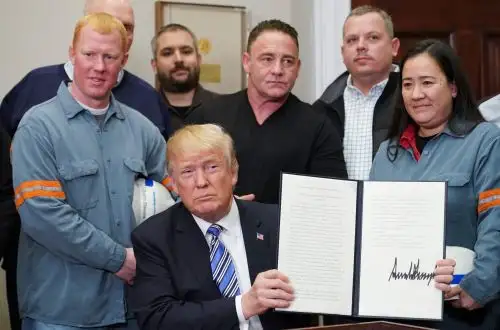Trump grava el acero y aluminio con aranceles. Foto: AFP