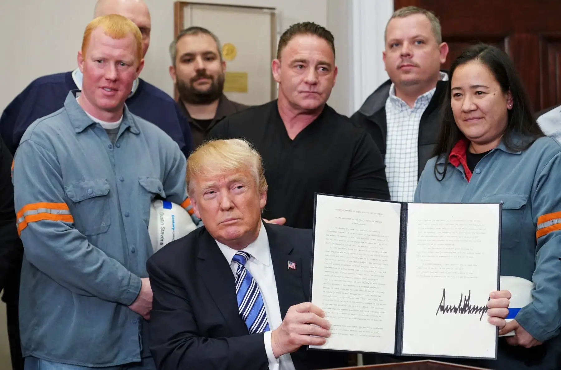 Trump grava el acero y aluminio con aranceles. Foto: AFP