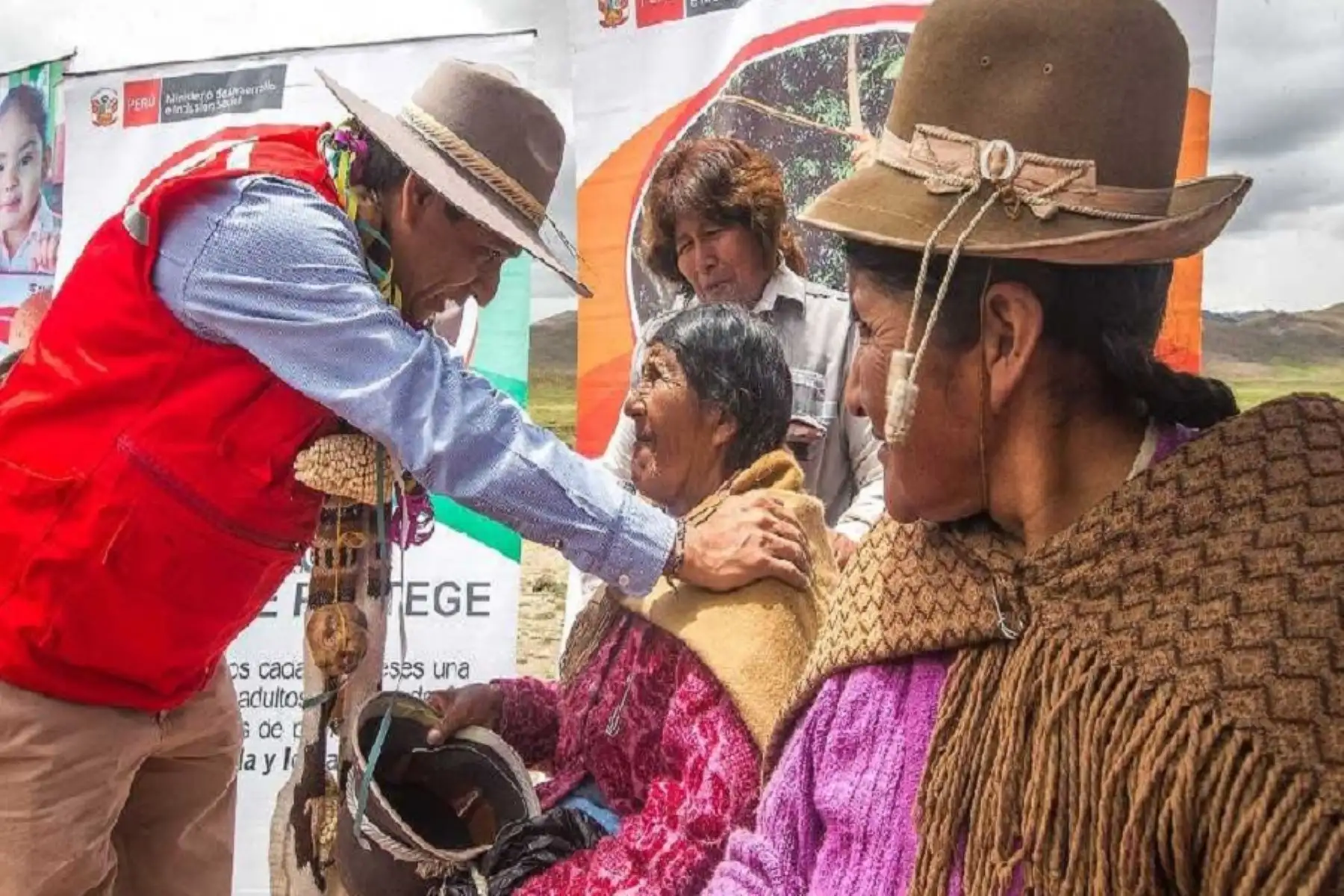 Ministro Melendez también entregó 70 viviendas acondicionadas para soportar las bajas temperaturas.