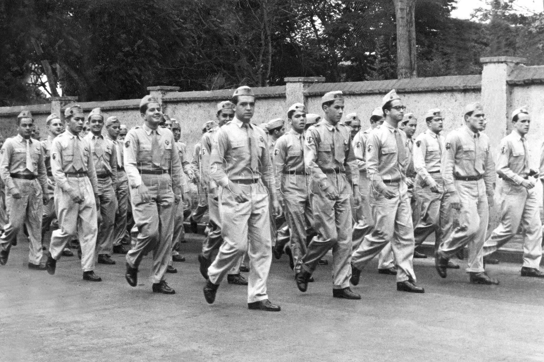 Lima - 27 julio 1955 / Batallón del colegio Santa María se prepara para el desfile escolar por Fiestas Patrias.