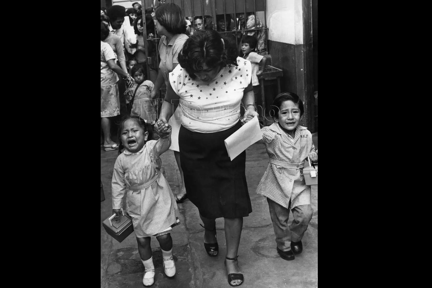 Lima - 2 abril 1984 / Una maestra conduce a las aulas a dos niños de educación inicial en el inicio del año escolar.