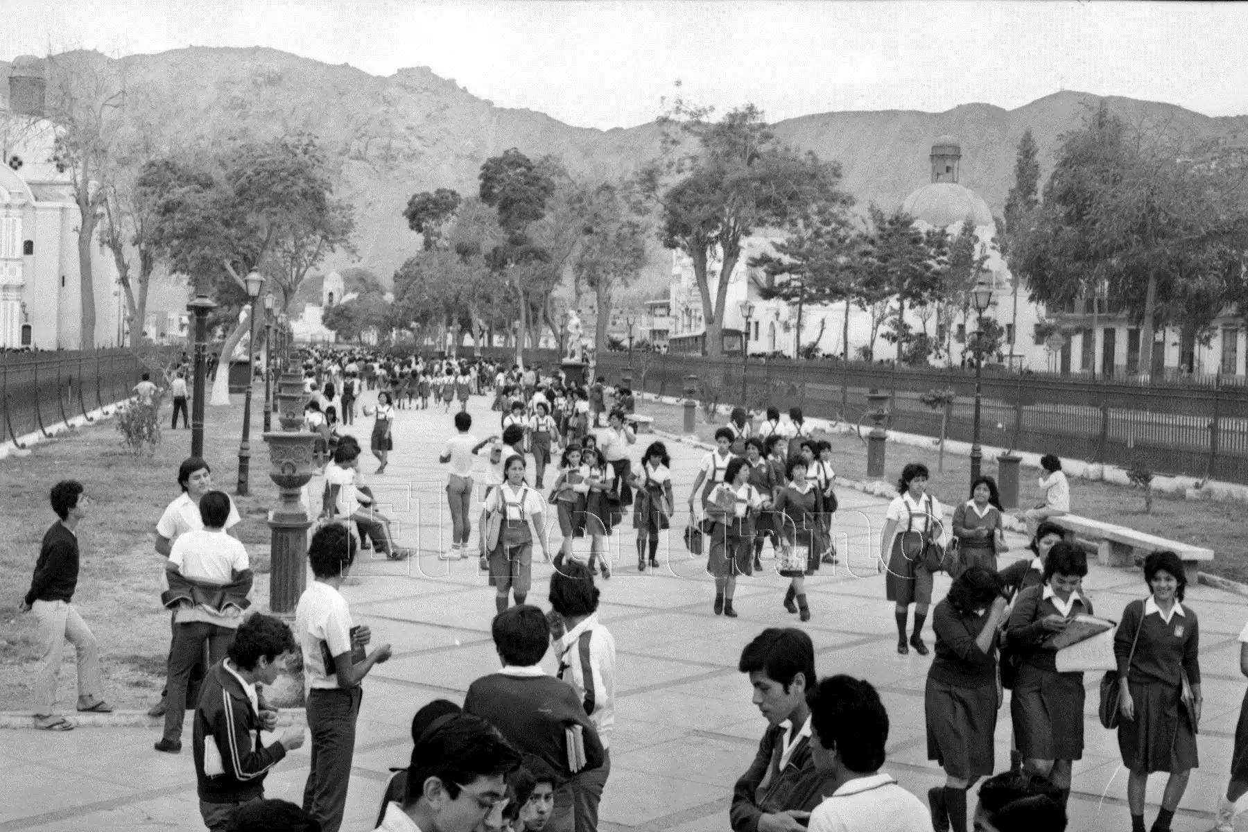 Lima - 27 noviembre 1984 / Decenas de escolares pasean en la Alameda de los Descalzos.