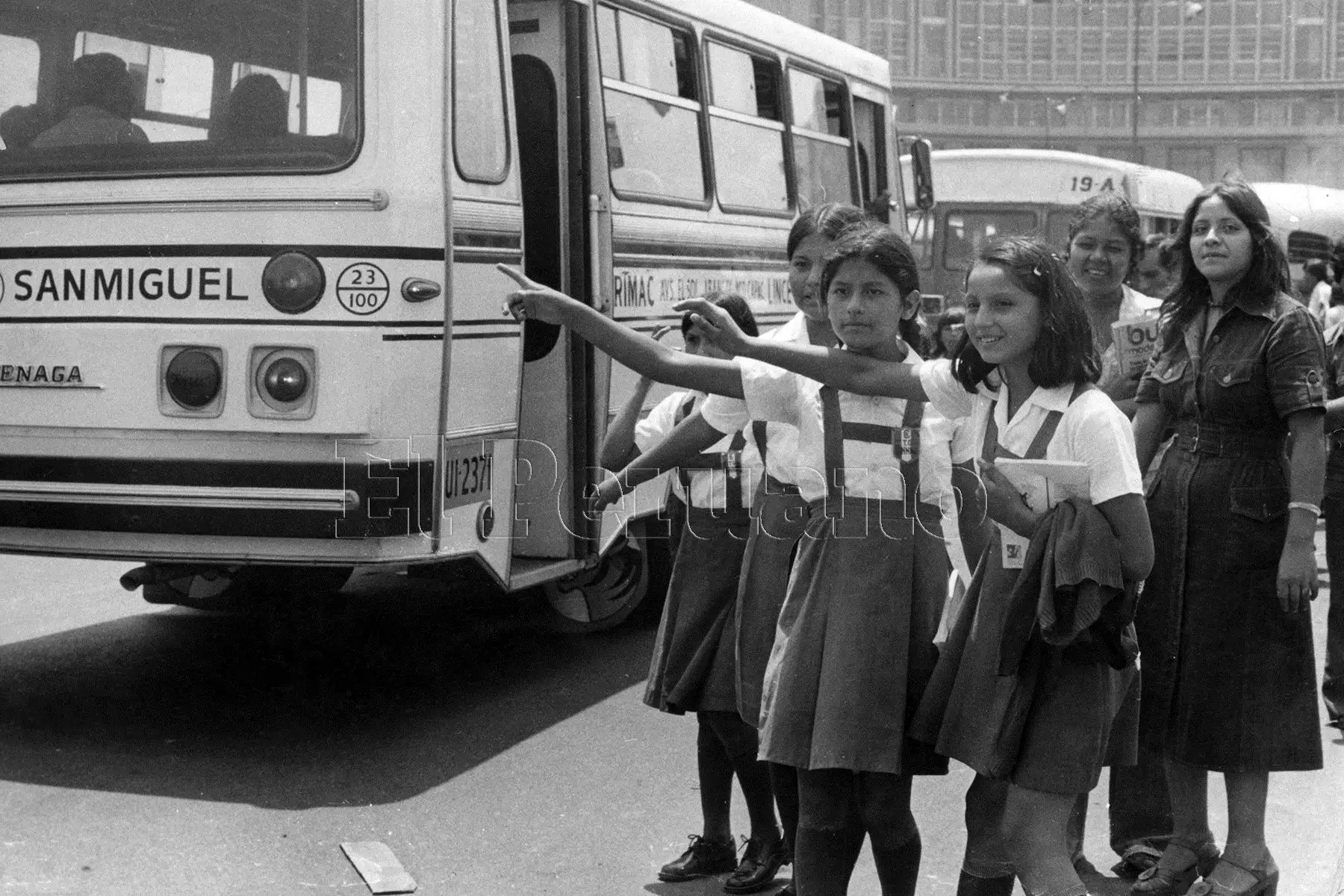 Lima - 4 abril 1977  / Un grupo de escolares trata de conseguir transporte para llegar a su colegio en el inicio del año escolar 1977.