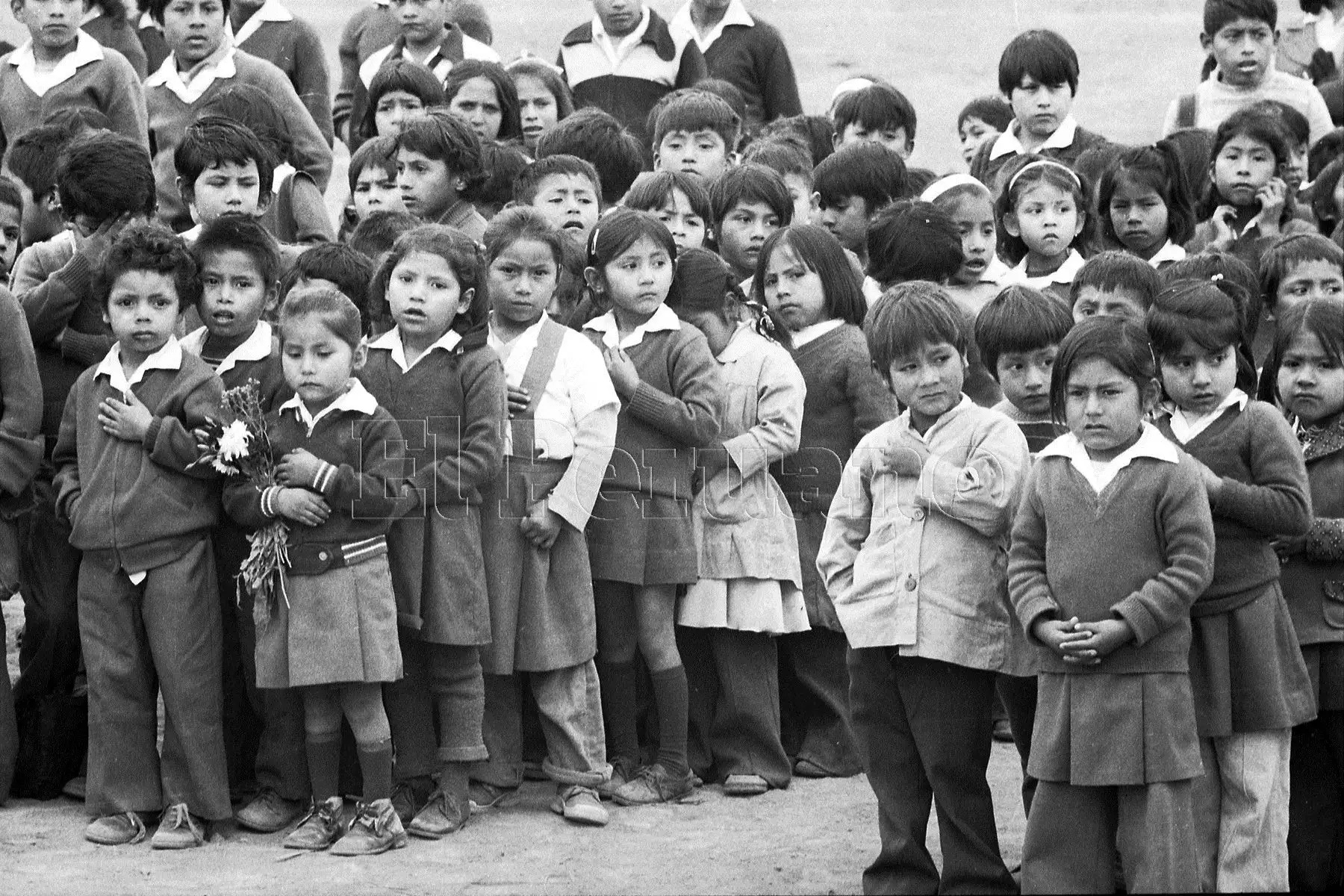 Lima - 5 setiembre 1978 / Pequeños escolares de educación inicial en formación asistiendo a ceremonia de colocación de primera piedra de colegio Edubanco, en el pueblo joven Huascarán.