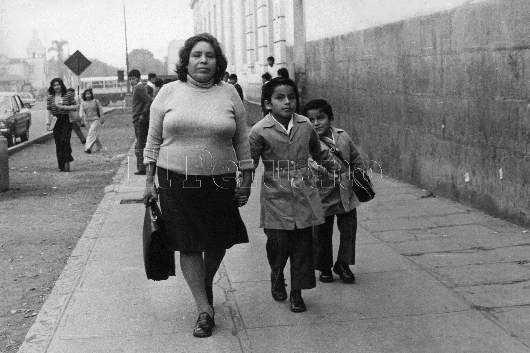 Lima - 8 agosto 1977 / Una madre lleva a  hijos al colegio.