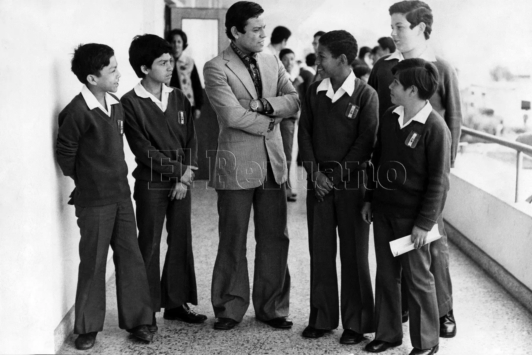 Lima - 6 noviembre 1975 / Un profesor del colegio Nuestra Señora de Guadalupe dialoga con un grupo de alumnos.