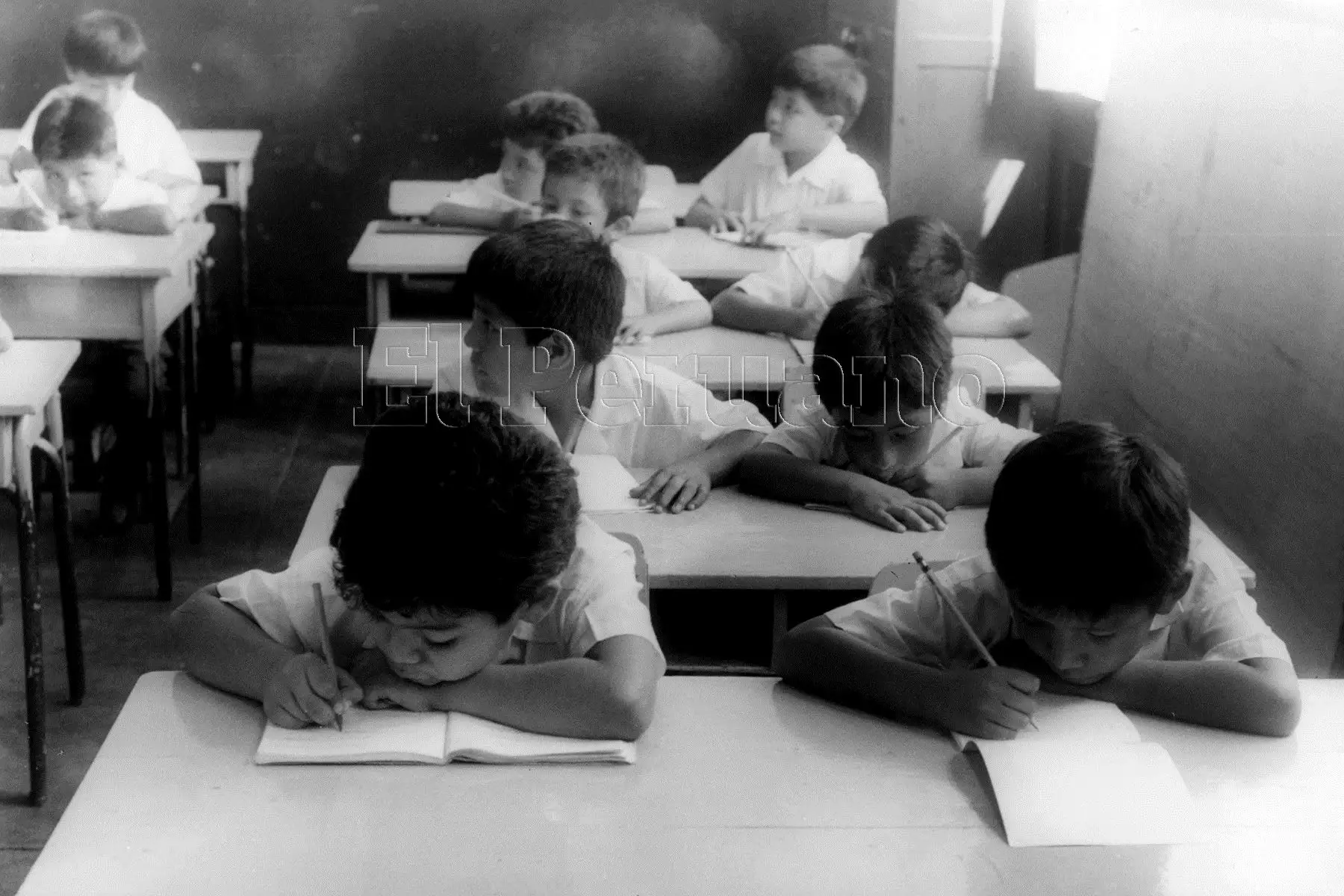 Lima - 4 abril 1994 / Primer día de clases en un colegio estatal de la capital