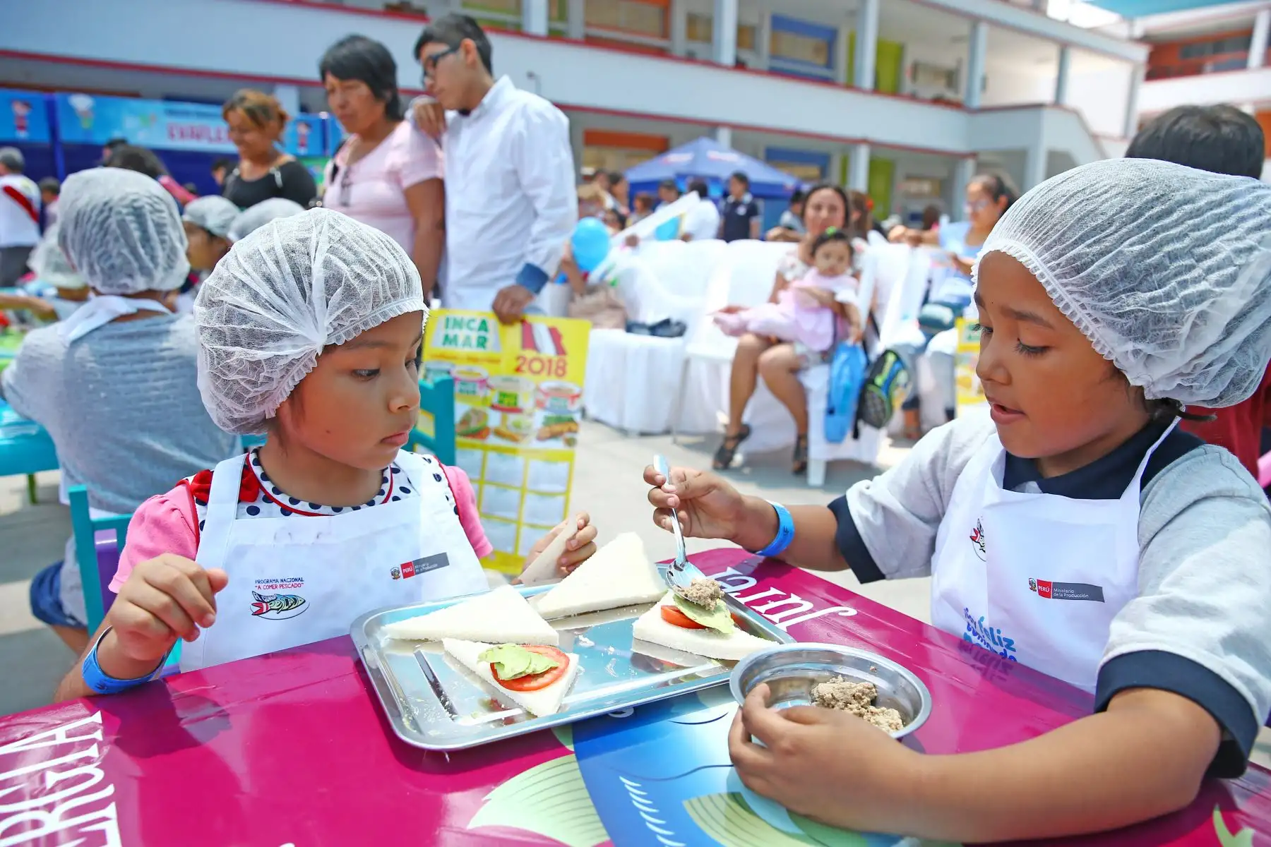 Escolares de diferentes colegios públicos aprenden a preparar loncheras saludables a base de pescado. Foto: ANDINA/Melina Mejía.