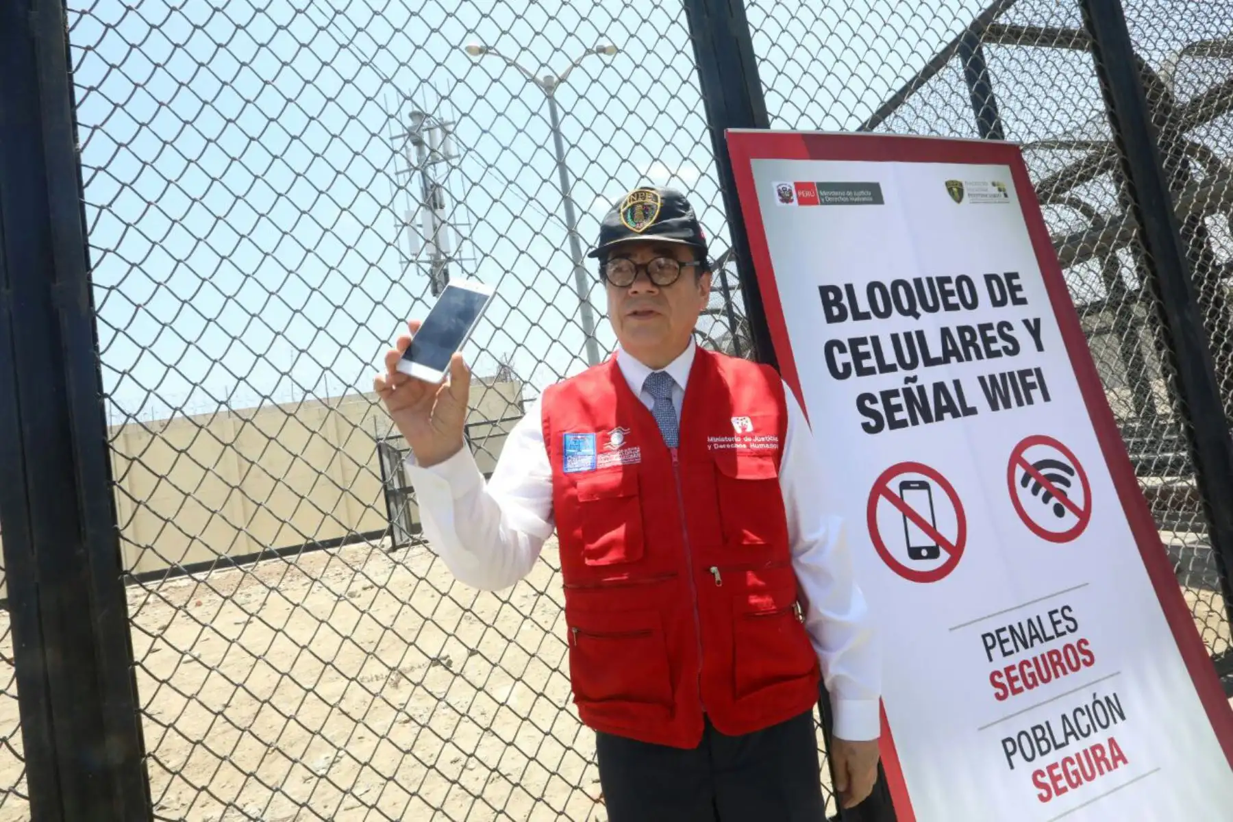 Ministro de Justicia y Derechos Humanos, Enrique Mendoza, verifica el bloqueo de la señal de teléfonos celulares, internet y wifi en el establecimiento penitenciario El Milagro, de Trujillo. Foto: Minjus.