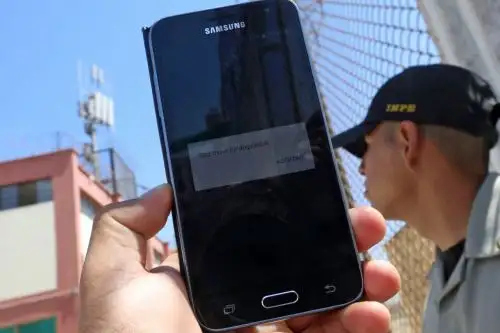 Los delincuentes realizan transferencias ilegales o estafan a los contactos de un celular robado.