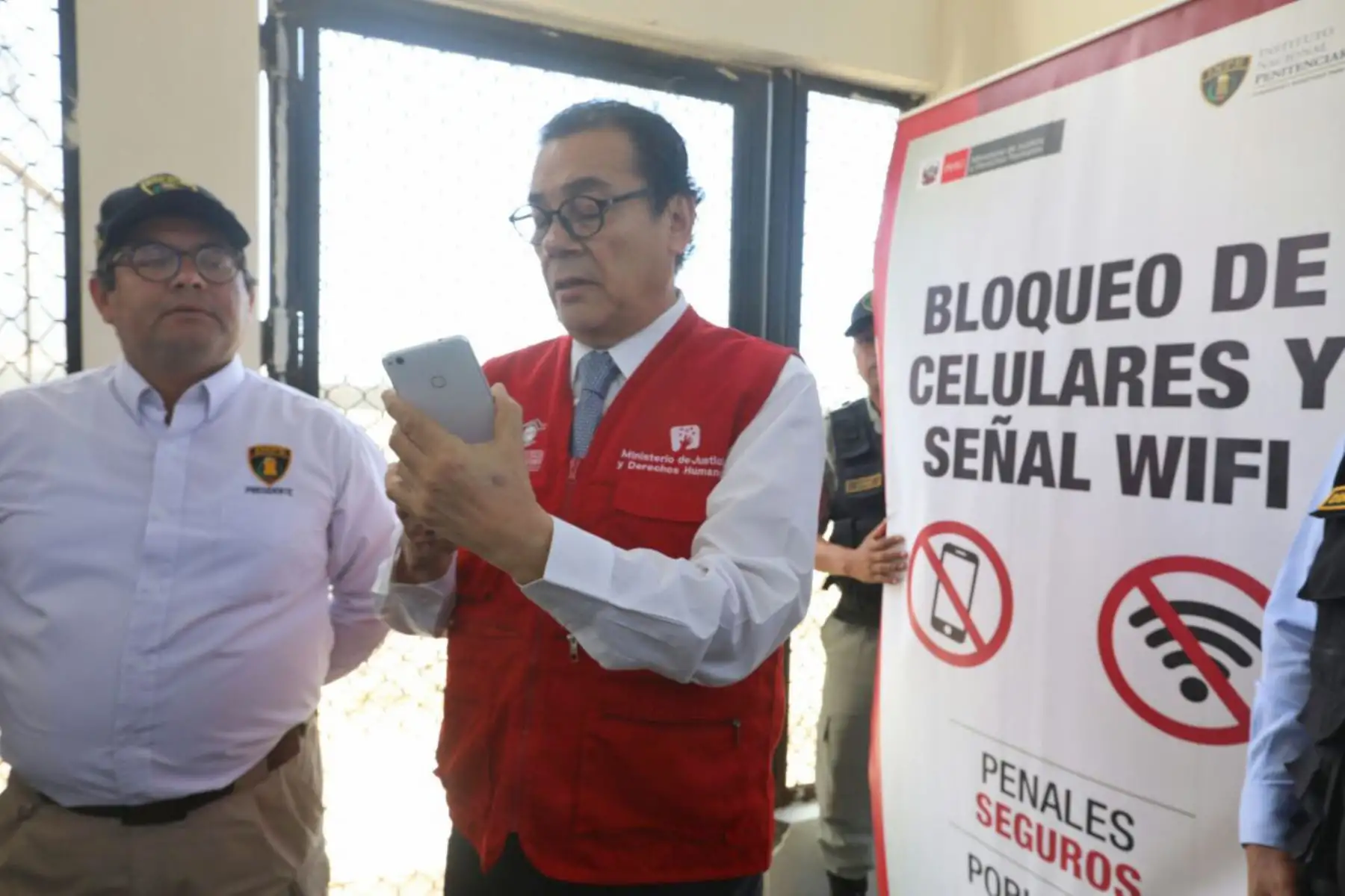 Ministro de Justicia y Derechos Humanos, Enrique Mendoza, verifica el bloqueo de la señal de teléfonos celulares, internet y wifi en el establecimiento penitenciario El Milagro, de Trujillo. Foto: Minjus.