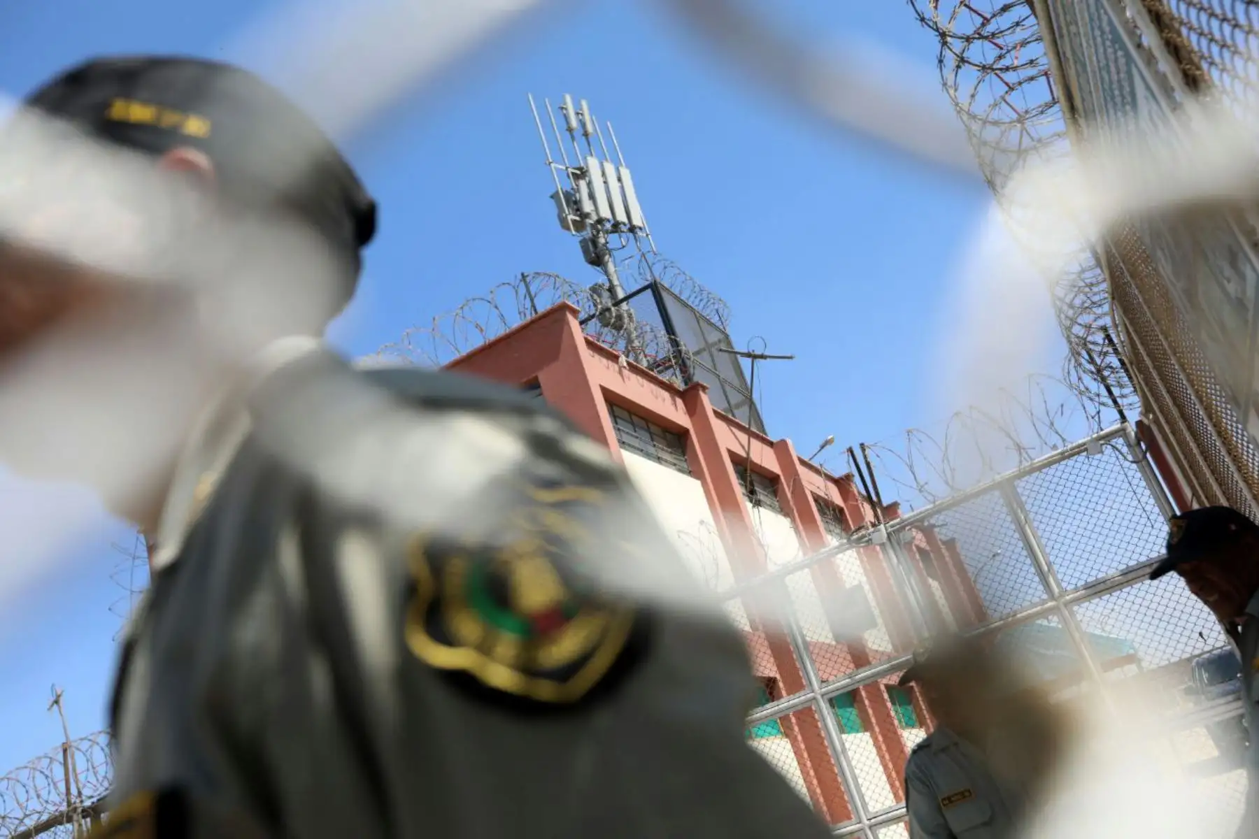 Ministro de Justicia y Derechos Humanos, Enrique Mendoza, verifica el bloqueo de la señal de teléfonos celulares, internet y wifi en el establecimiento penitenciario El Milagro, de Trujillo. Foto: Minjus.