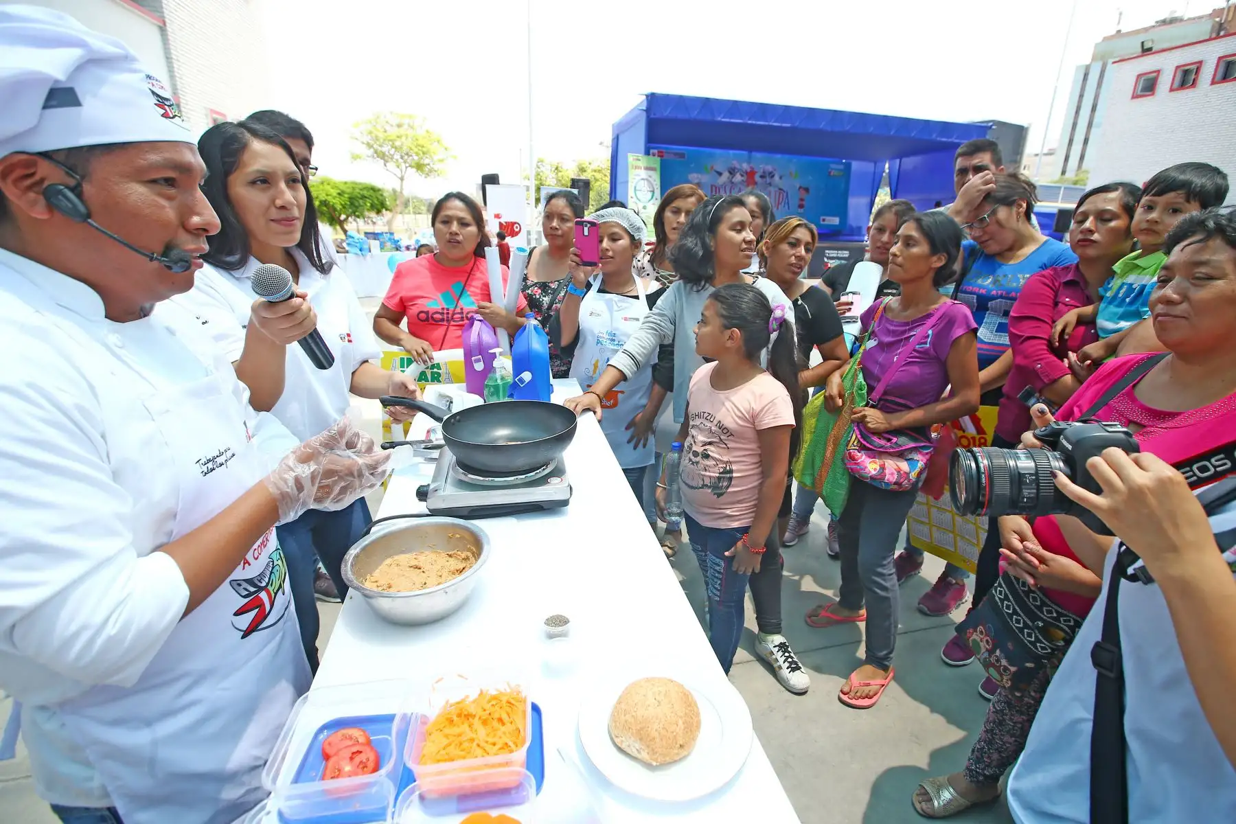 El festival escolar PescAventura ofrece a los padres de familia clases en vivo para preparación de loncheras a base de pescado. Foto: ANDINA/Melina Mejía.