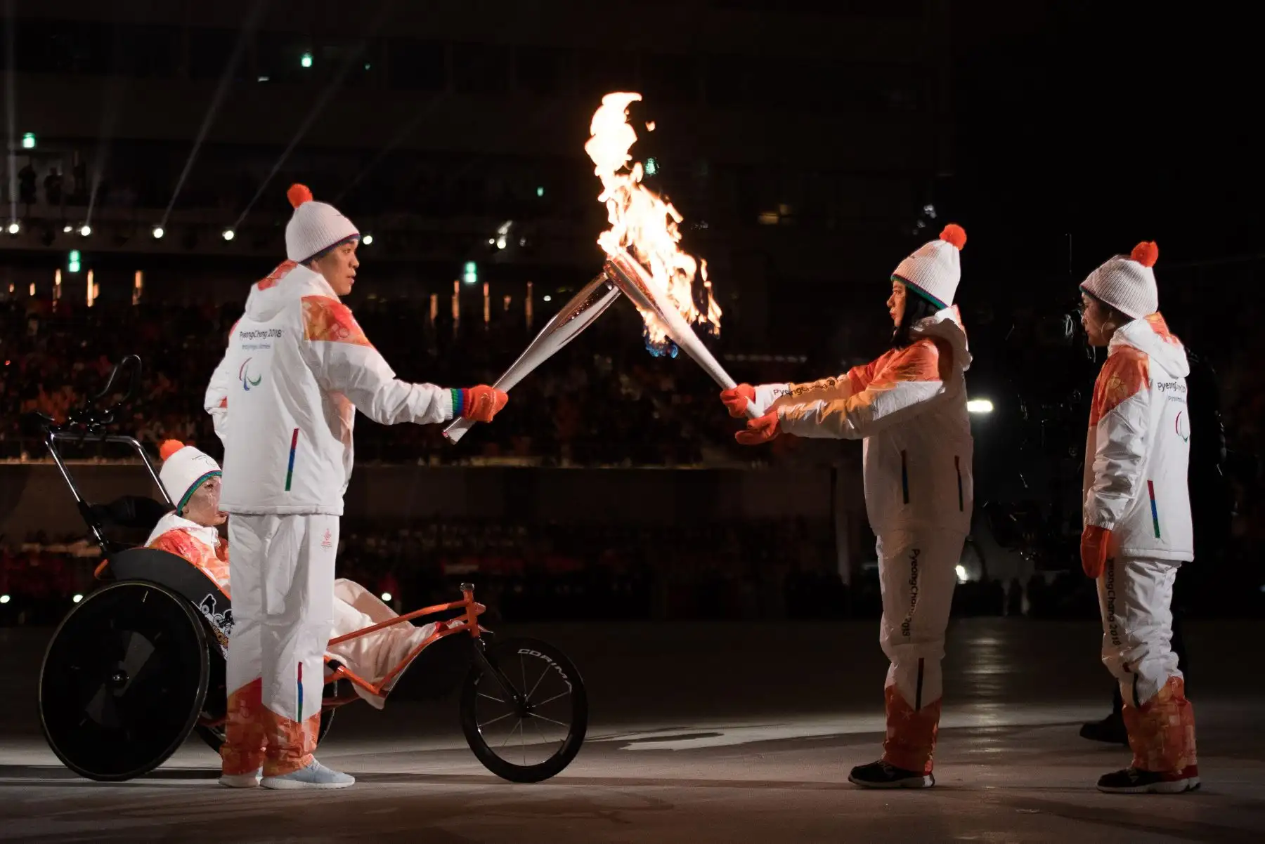 Seo Soon seok y Kim Eun Jung de Corea del Sur toman la llama durante la ceremonia de inauguración de los Juegos Paralímpicos de Invierno Pyeongchang 2018. Foto: AFP