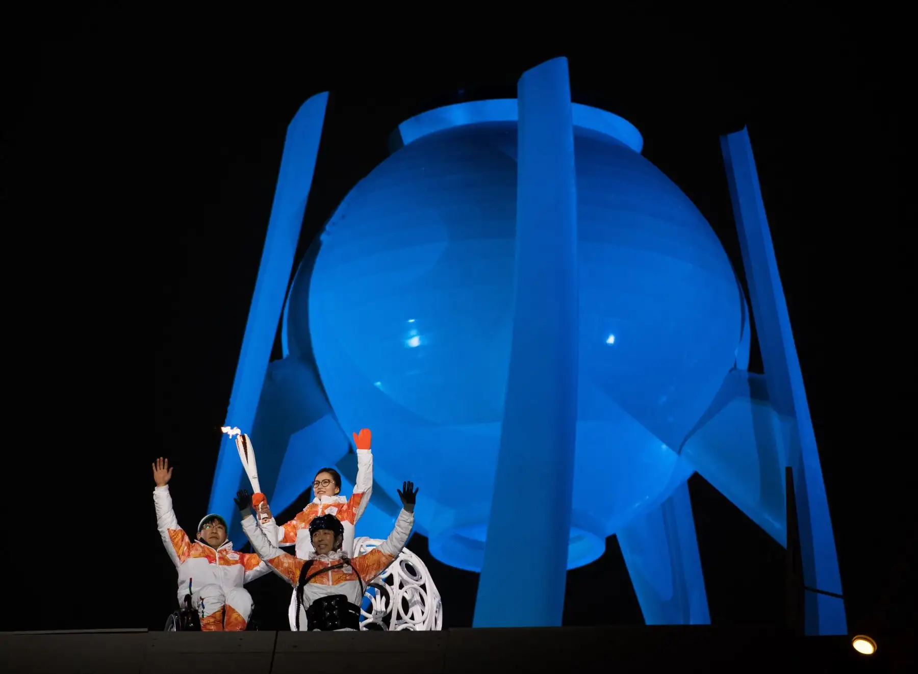 Seo Soon Seok y Kim Eun Jung de Corea del Sur se preparan para encender el Caldero Paralímpico durante la ceremonia de inauguración de los Juegos Paralímpicos de Invierno Pyeongchang 2018. Foto: AFP
