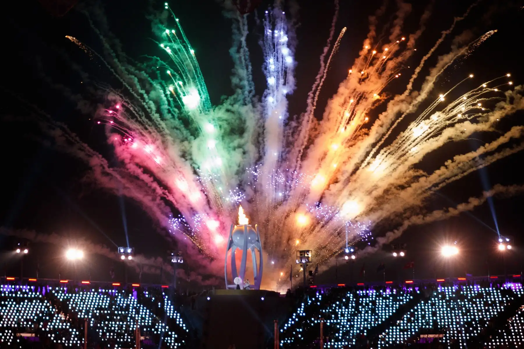 Fuegos artificiales explotan detrás del caldero paralímpico durante la ceremonia de inauguración. Foto: AFP