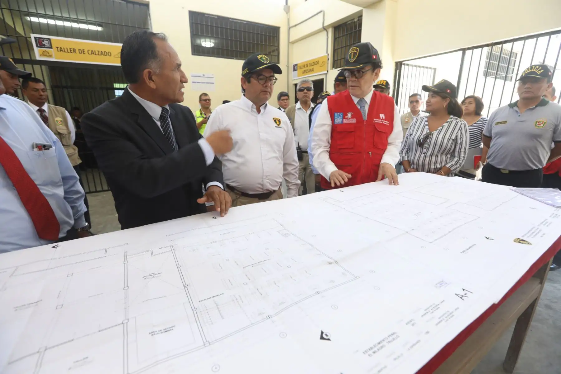Ministro de Justicia y Derechos Humanos, Enrique Mendoza, verifica el bloqueo de la señal de teléfonos celulares, internet y wifi en el establecimiento penitenciario El Milagro, de Trujillo. Foto: Minjus.