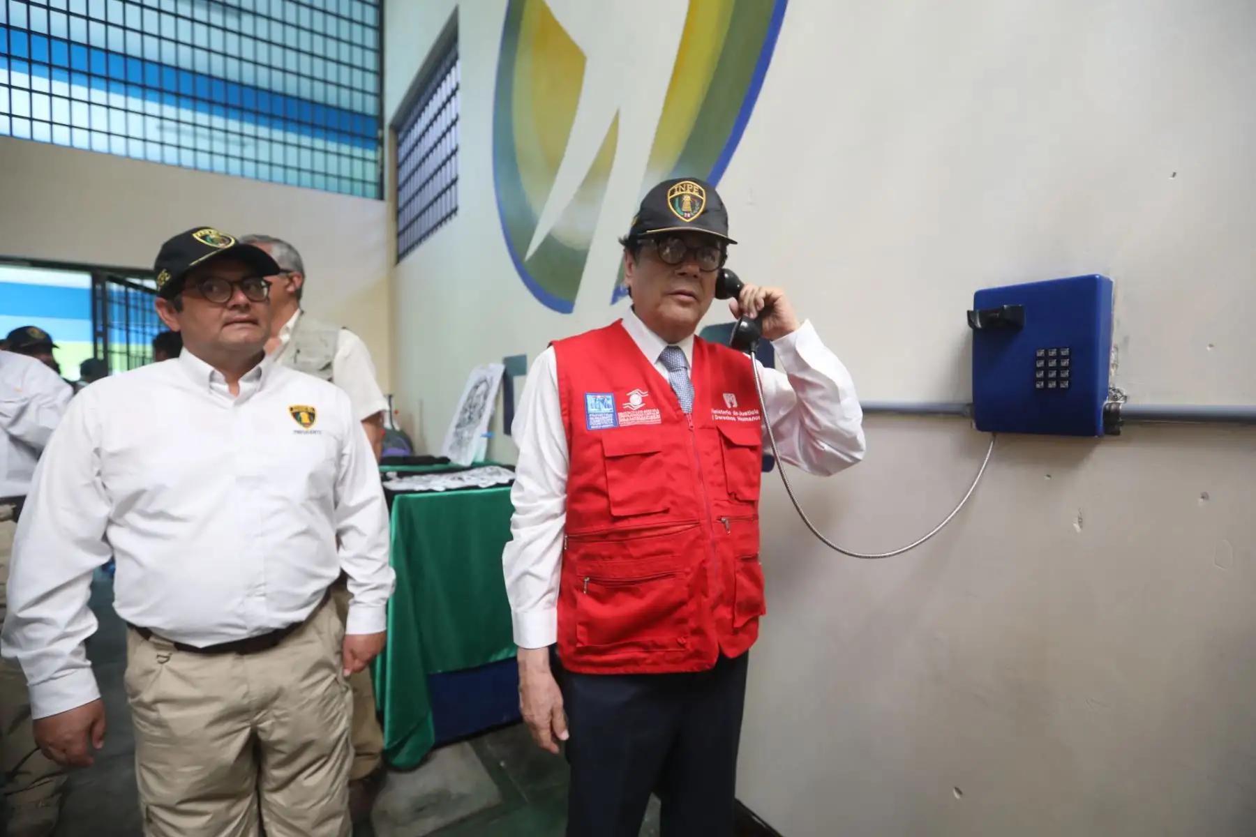Ministro de Justicia y Derechos Humanos, Enrique Mendoza, verifica el bloqueo de la señal de teléfonos celulares, internet y wifi en el establecimiento penitenciario El Milagro, de Trujillo. Foto: Minjus.