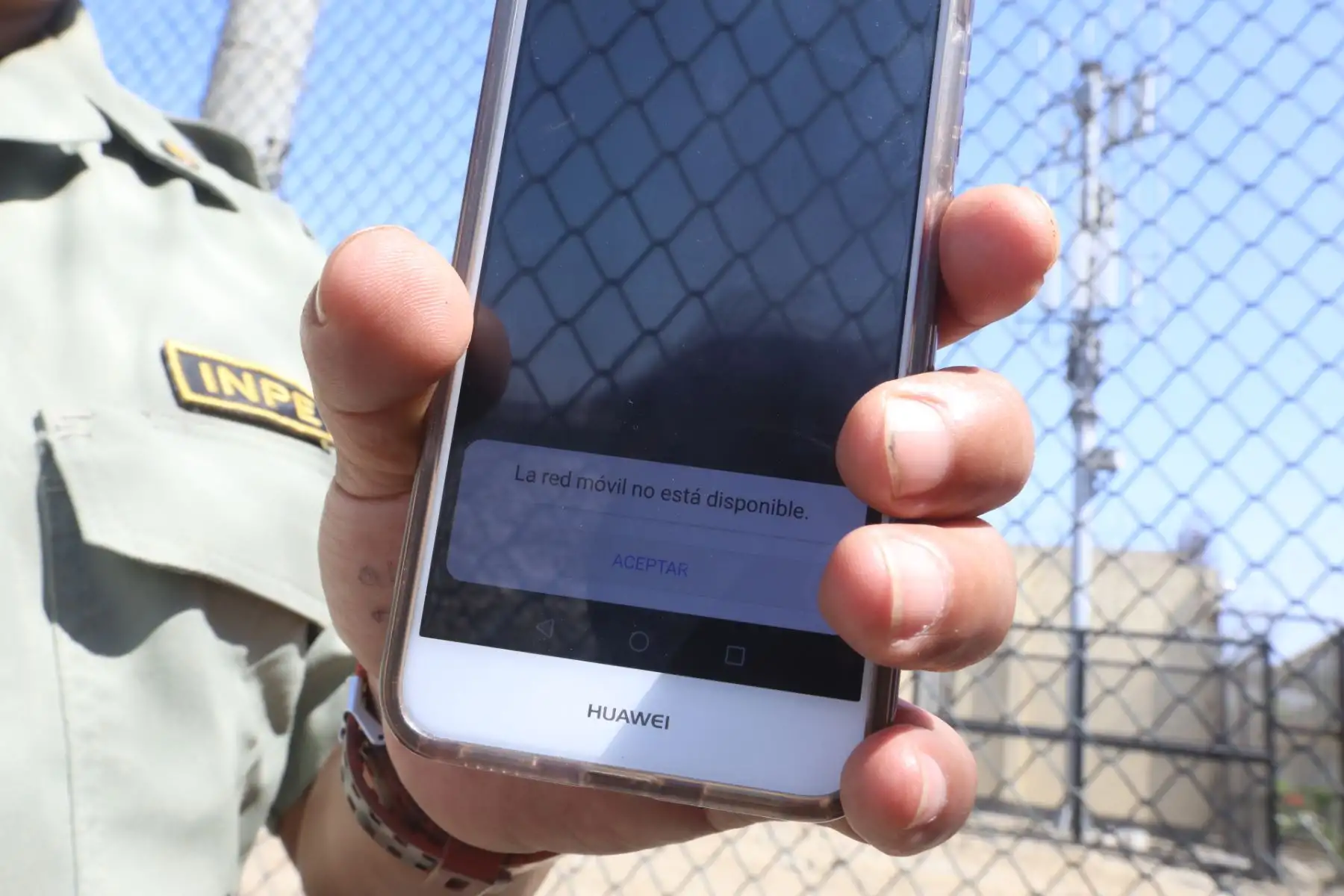 Ministro de Justicia y Derechos Humanos, Enrique Mendoza, verifica el bloqueo de la señal de teléfonos celulares, internet y wifi en el establecimiento penitenciario El Milagro, de Trujillo. Foto: Minjus.