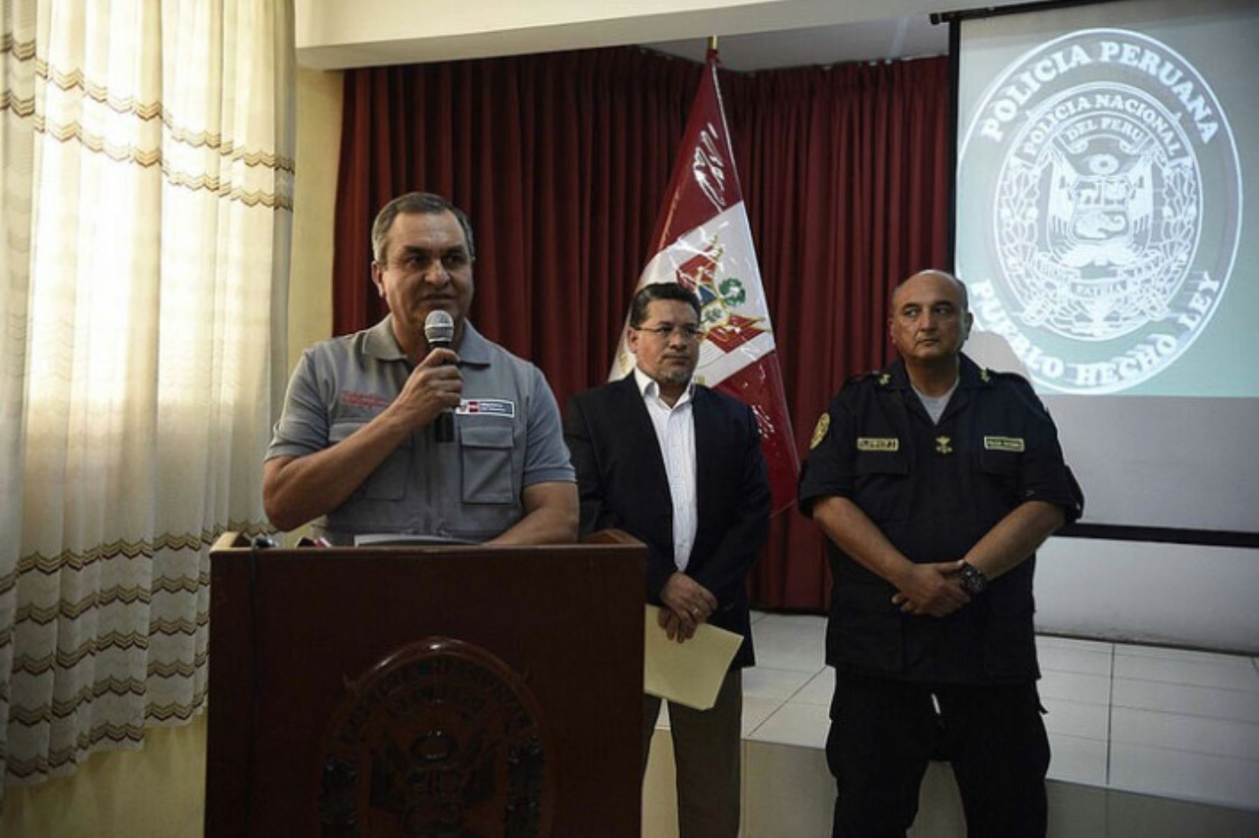 El ministro del Interior, Vicente Romero Fernández, anunció hoy en Trujillo la ubicación, identificación y captura de dos de los presuntos delincuentes que asaltaron el microbús de la empresa Cortijo e hirieron a un policía en Trujillo.