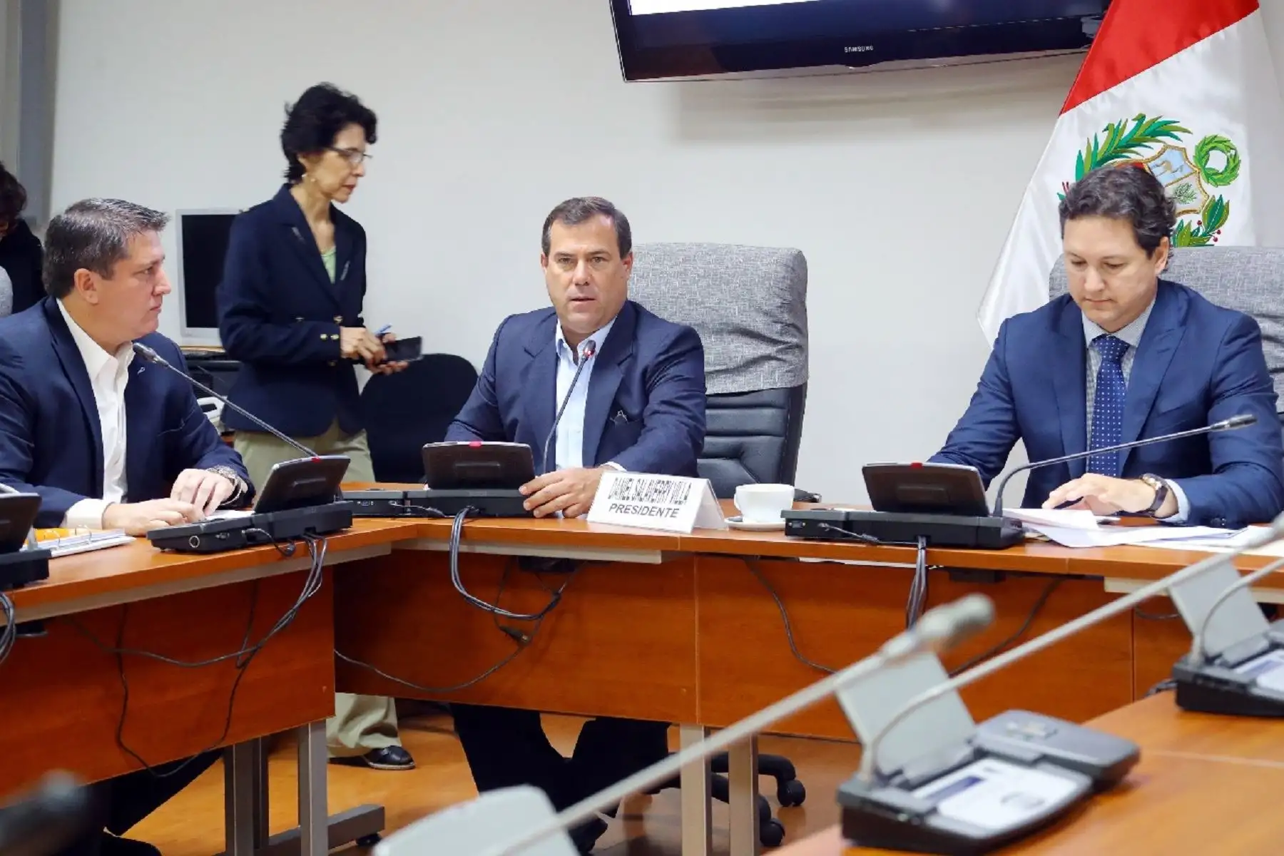 Ministro Bruno Giuffra asistió al Congreso de la República.
