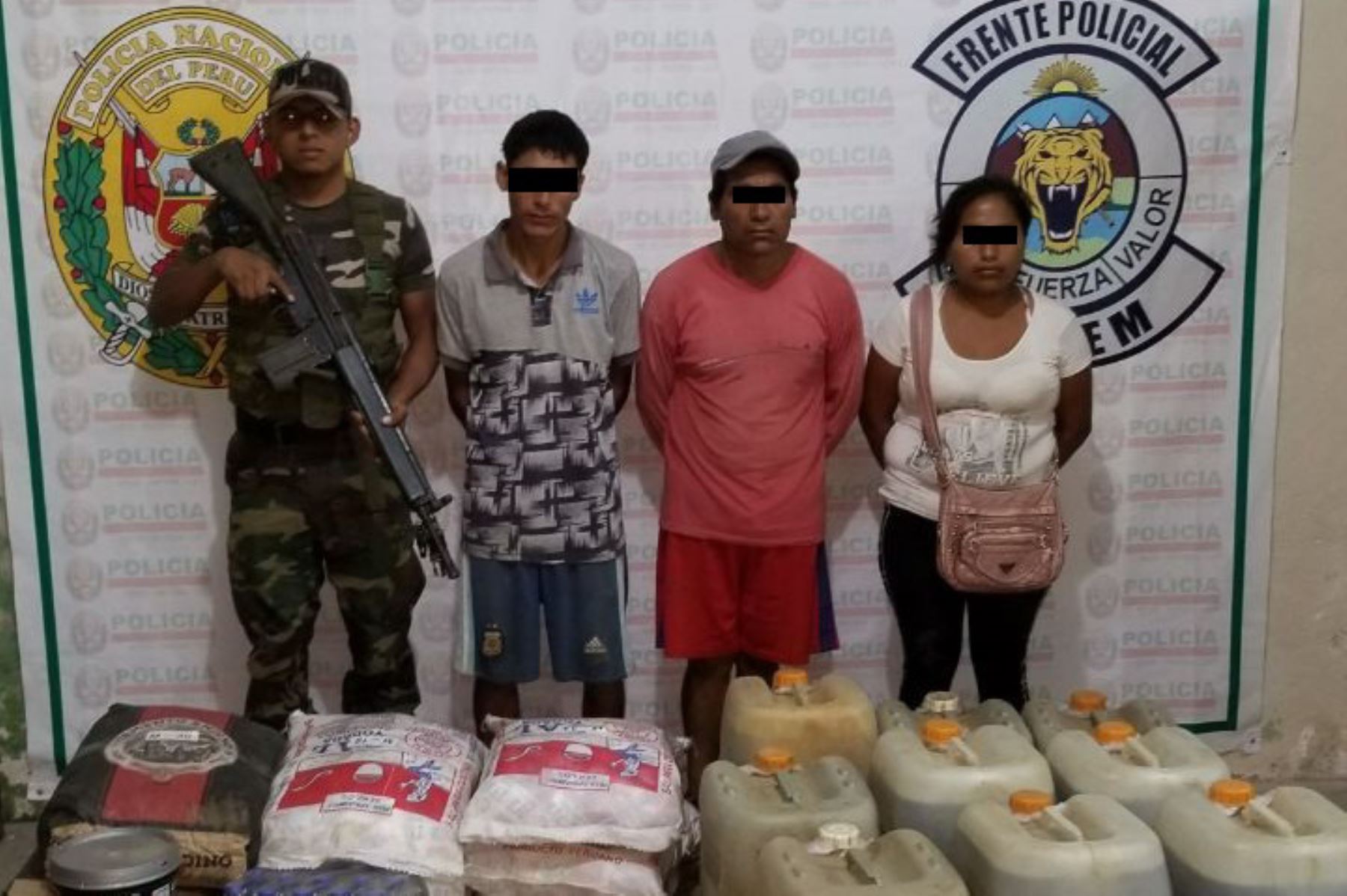Agentes del Frente Policial del Valle de los Ríos Apurímac, Ene y Mantaro (Vraem) detuvieron a tres personas y decomisaron insumos químicos que iban a utilizarse para la elaboración de droga en la zona, informó el Ministerio del Interior.