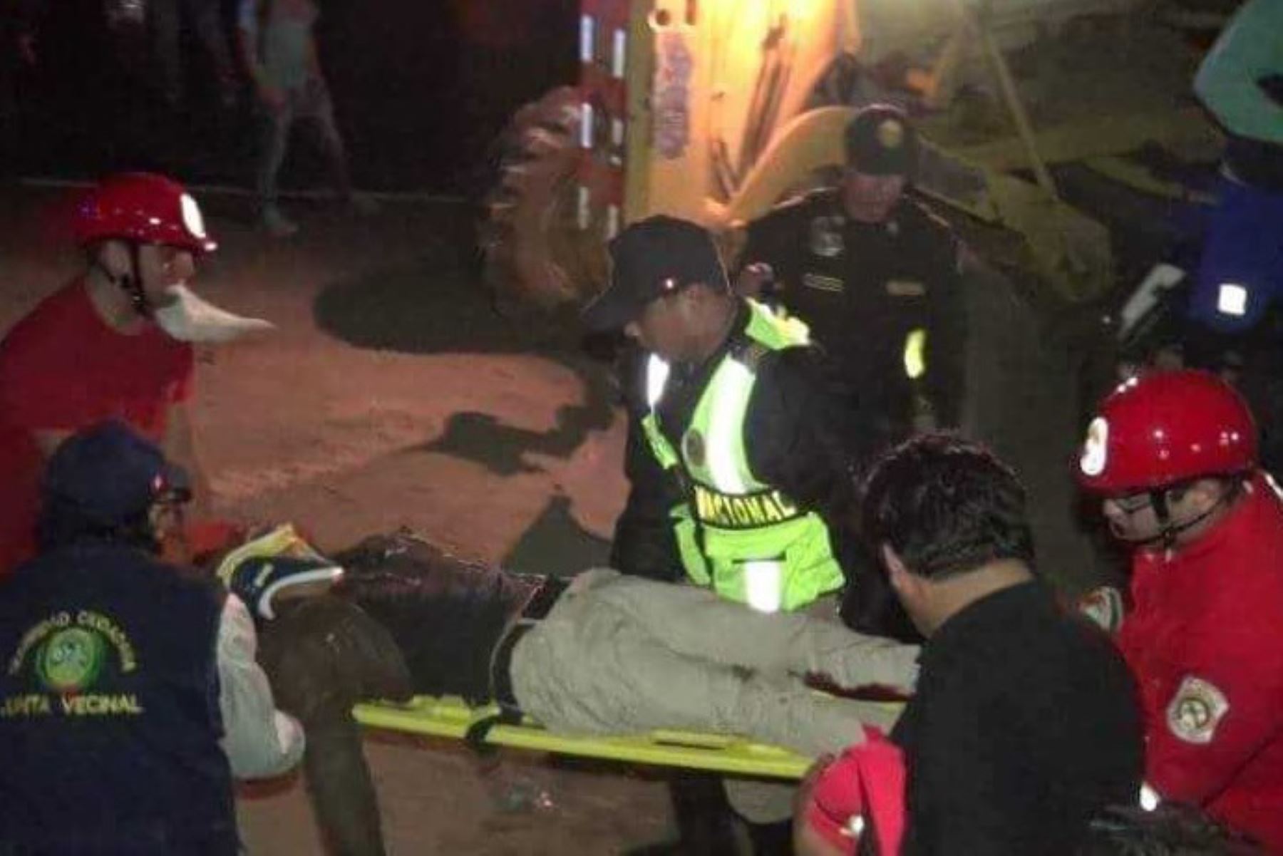 Nueve personas resultaron heridas hoy tras la colisión de un ómnibus de transporte interprovincial y un camión, en el kilómetro 383 de la carretera Panamericana Norte, a la altura de la provincia ancashina de Huarmey, informó la Policía local.