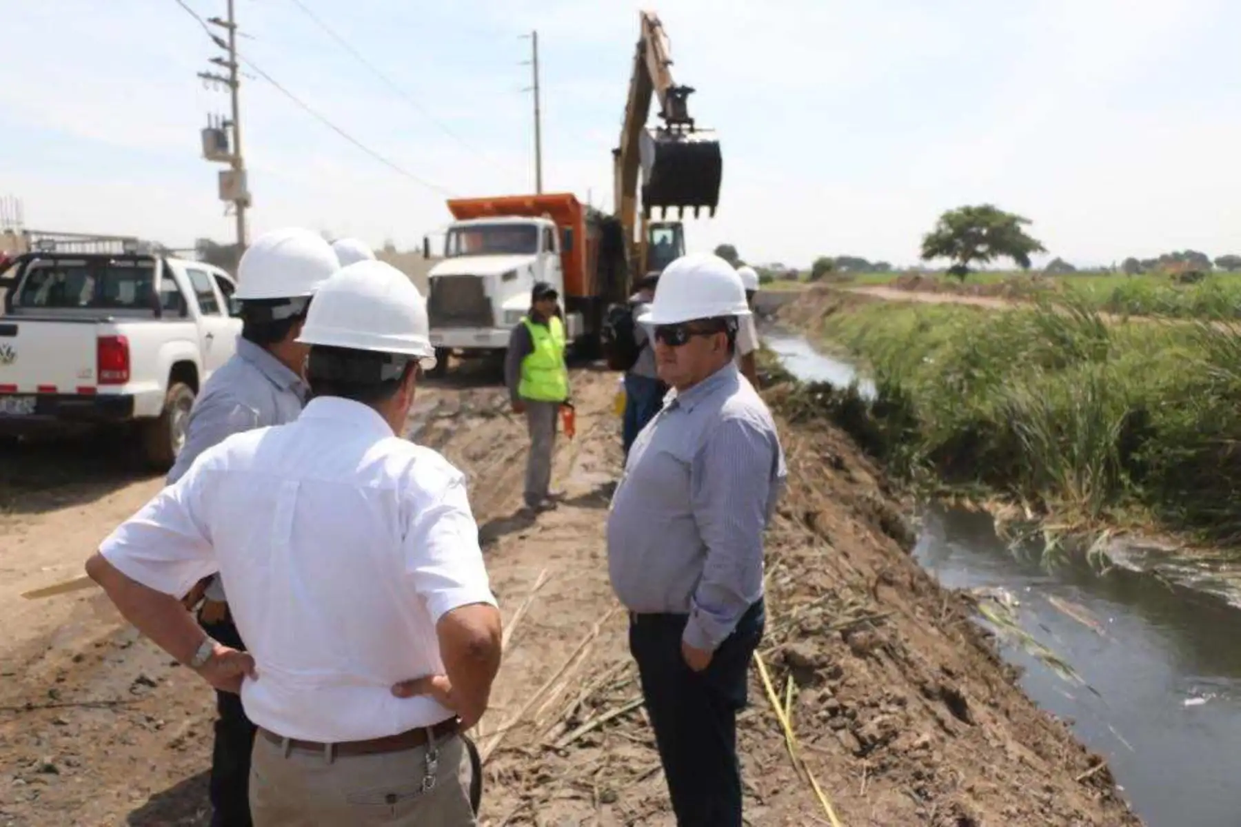 El gobernador regional de Lambayeque, Humberto Acuña Peralta, supervisó las obras de descolmatación y limpieza de drenes, ejecutadas por la Gerencia Regional de Agricultura, en el marco de las labores de prevención financiadas por la Autoridad Nacional para la Reconstrucción con Cambios.