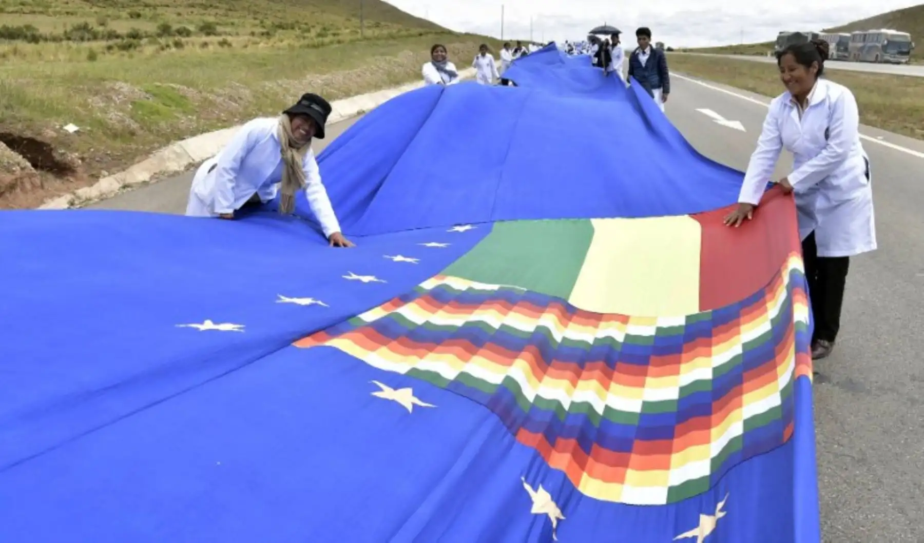 Bandera de 200km llamada "Banderazo", que une a La Paz con Oruro, para marcar simbólicamente el pleito marítimo contra Chile.Foto:AFP
