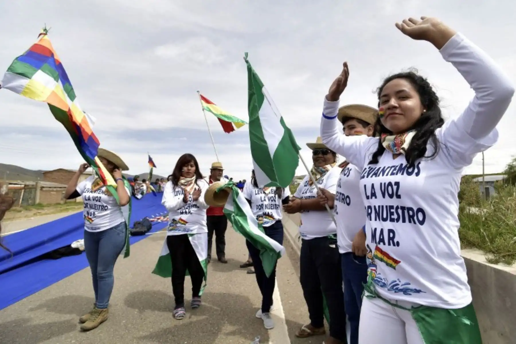 Bolivianos participan con bandera de 200km llamada "Banderazo", que une a La Paz con Oruro, para marcar simbólicamente el pleito marítimo contra Chile.Foto:AFP
