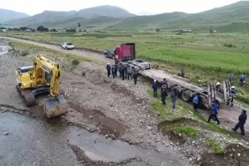 Con apoyo de maquinaria pesada, el Ministerio de Vivienda, Construcción y Saneamiento (MVCS), inició los trabajos de descolmatación y conformación de dique del margen derecho del río Kipachu, ubicado en el distrito de Mañazo como medida de prevención ante lluvias, informó el Gobierno Regional de Puno.