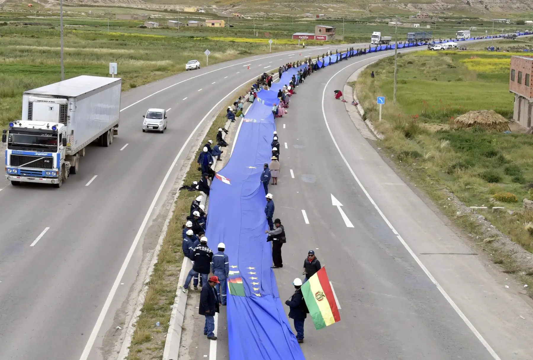 Despliegue de una gran bandera de 200km - llamada Banderazo (pabellón grande) - que une La Paz con Oruro.Foto:AFP
