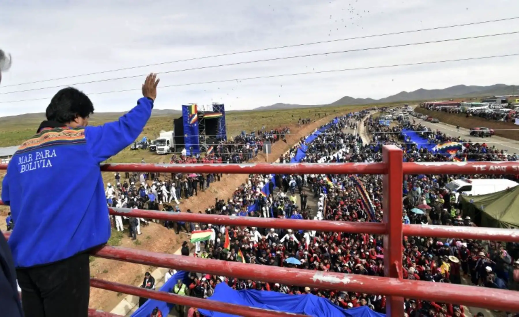 Presidente Evo Morales durante el despliegue de una gran bandera de 200km llamada "Banderazo", que une La Paz con Oruro, para marcar simbólicamente el pleito marítimo contra Chile.Foto:AFP
