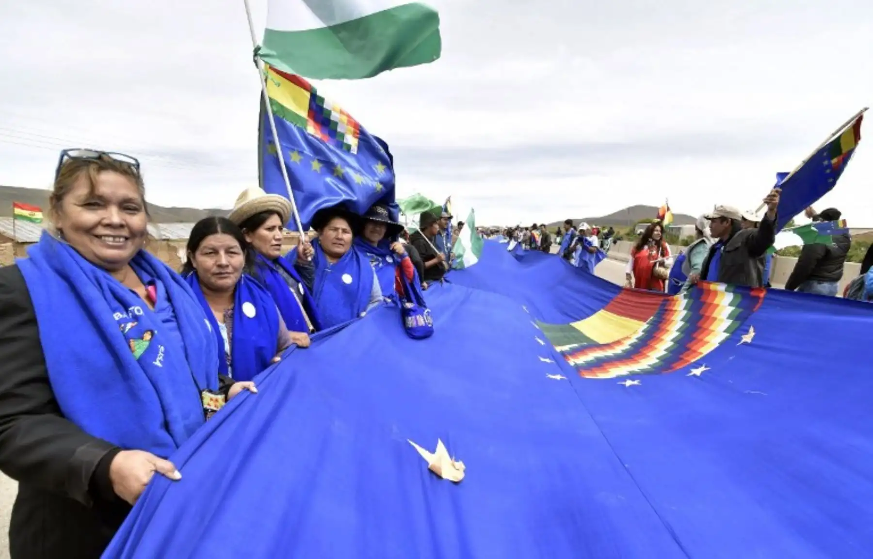 Despliegue de bandera de 200km llamada "Banderazo", que une a La Paz con Oruro, para marcar simbólicamente el pleito marítimo contra Chile.Foto:AFP