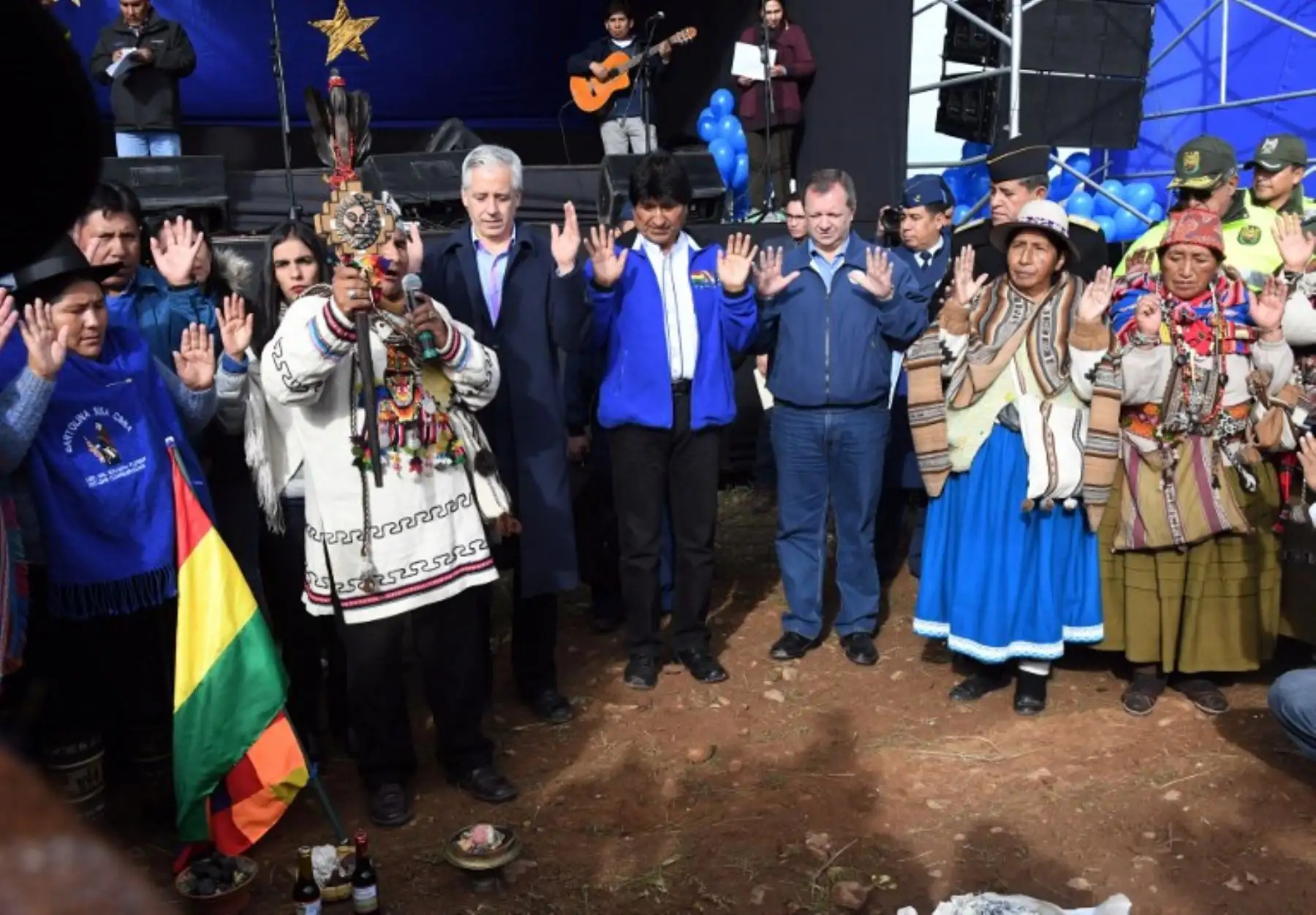 Presidente Evo Morales participa en una tradicional ceremonia andina durante el despliegue de una gran bandera de 200km llamada "Banderazo", que vincula a La Paz con Oruro, simbólicamente marque el juicio marítimo contra Chile.Foto:AFP