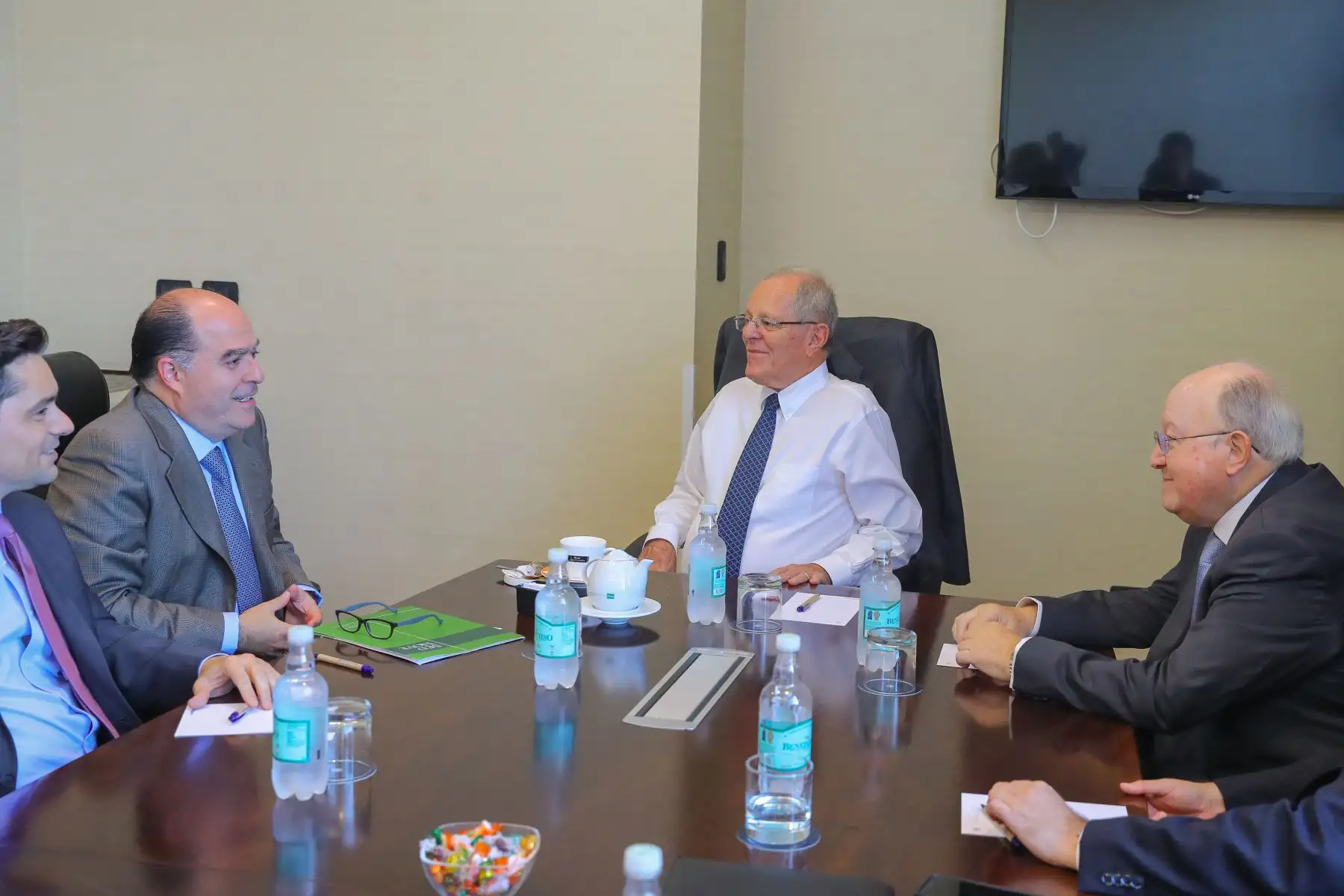Presidente Pedro Pablo Kuczynski se reúne con el diputado de la Asamblea Nacional de Venezuela, Julio Borges.Foto:ANDINA/ Prensa Presidencia