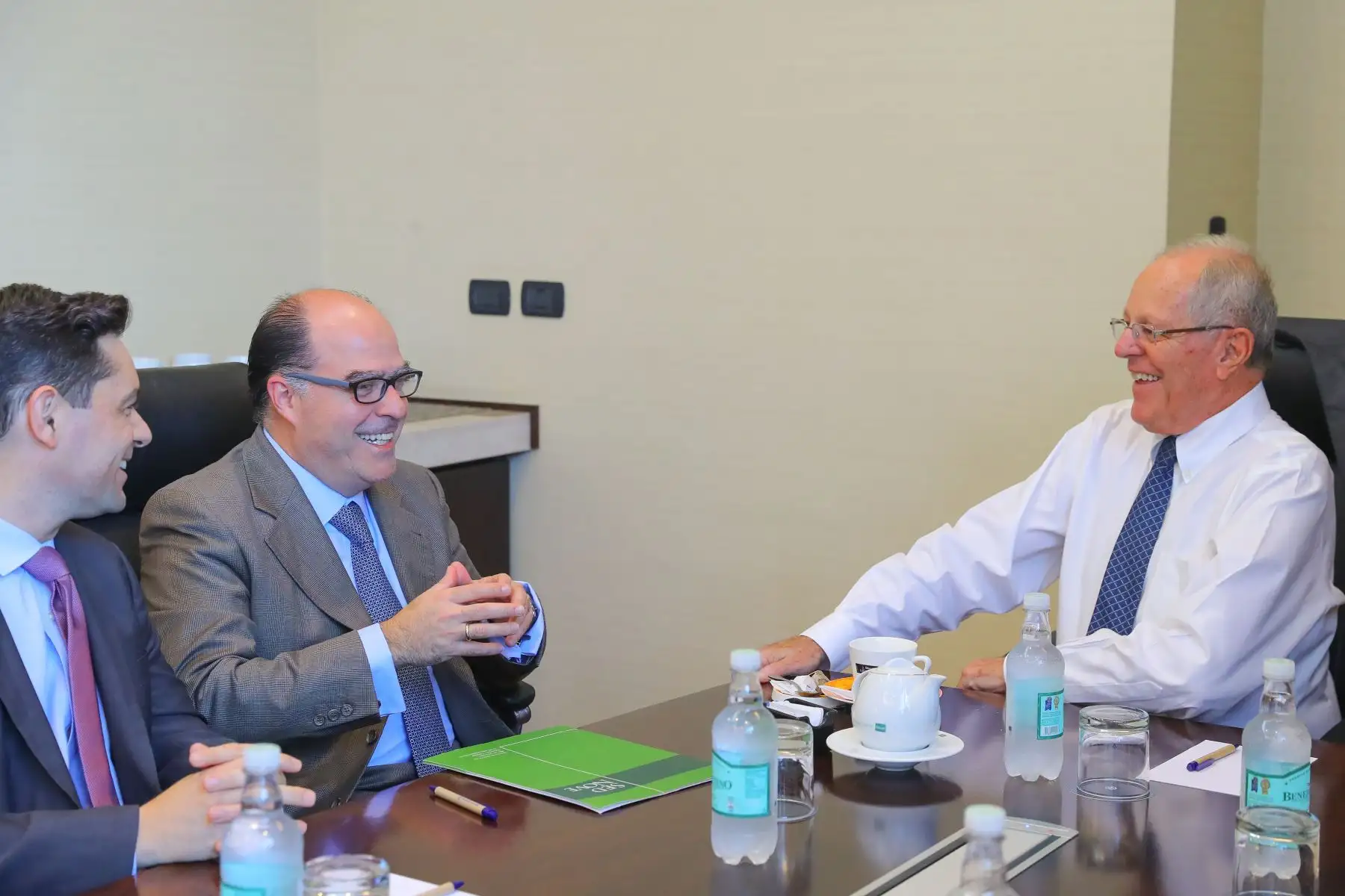 Presidente Pedro Pablo Kuczynski se reúne con el diputado de la Asamblea Nacional de Venezuela, Julio Borges.Foto:ANDINA/ Prensa Presidencia