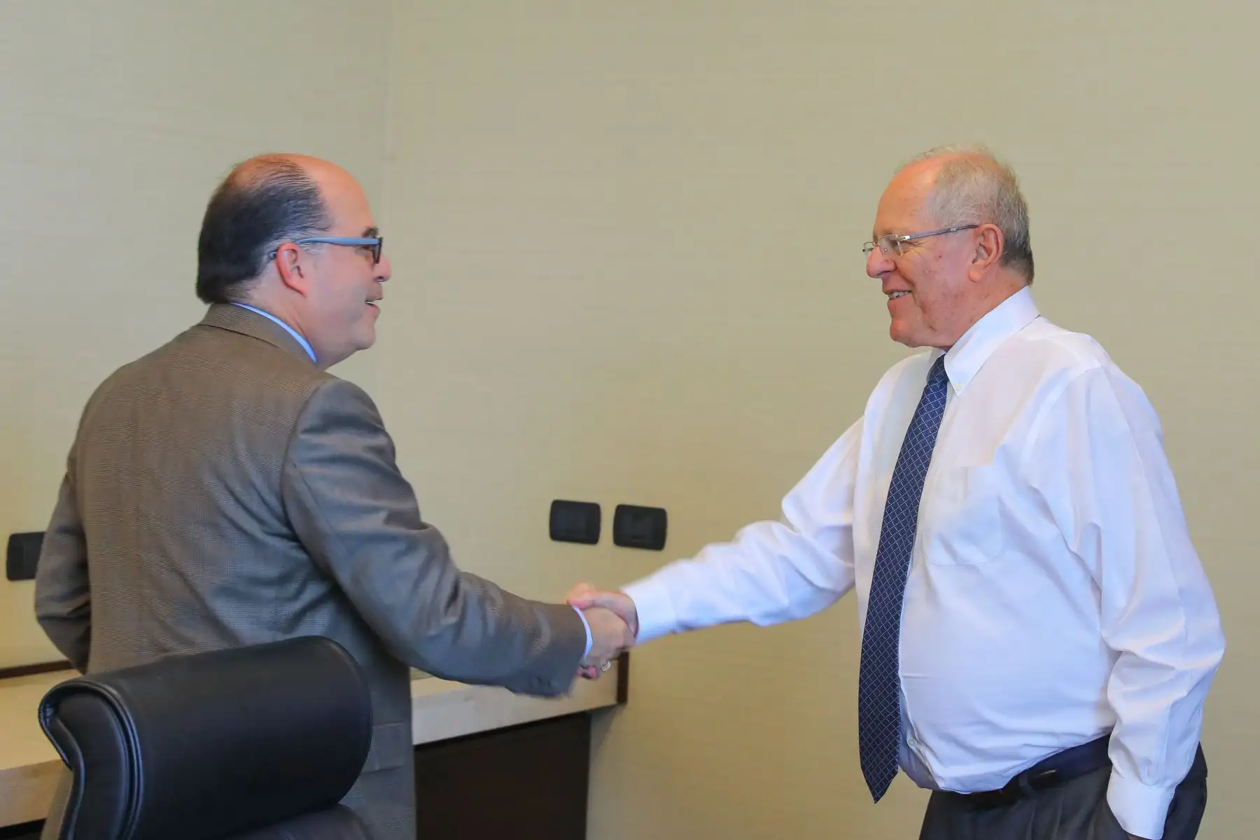 Presidente Pedro Pablo Kuczynski se reúne con el diputado de la Asamblea Nacional de Venezuela, Julio Borges.Foto:ANDINA/ Prensa Presidencia